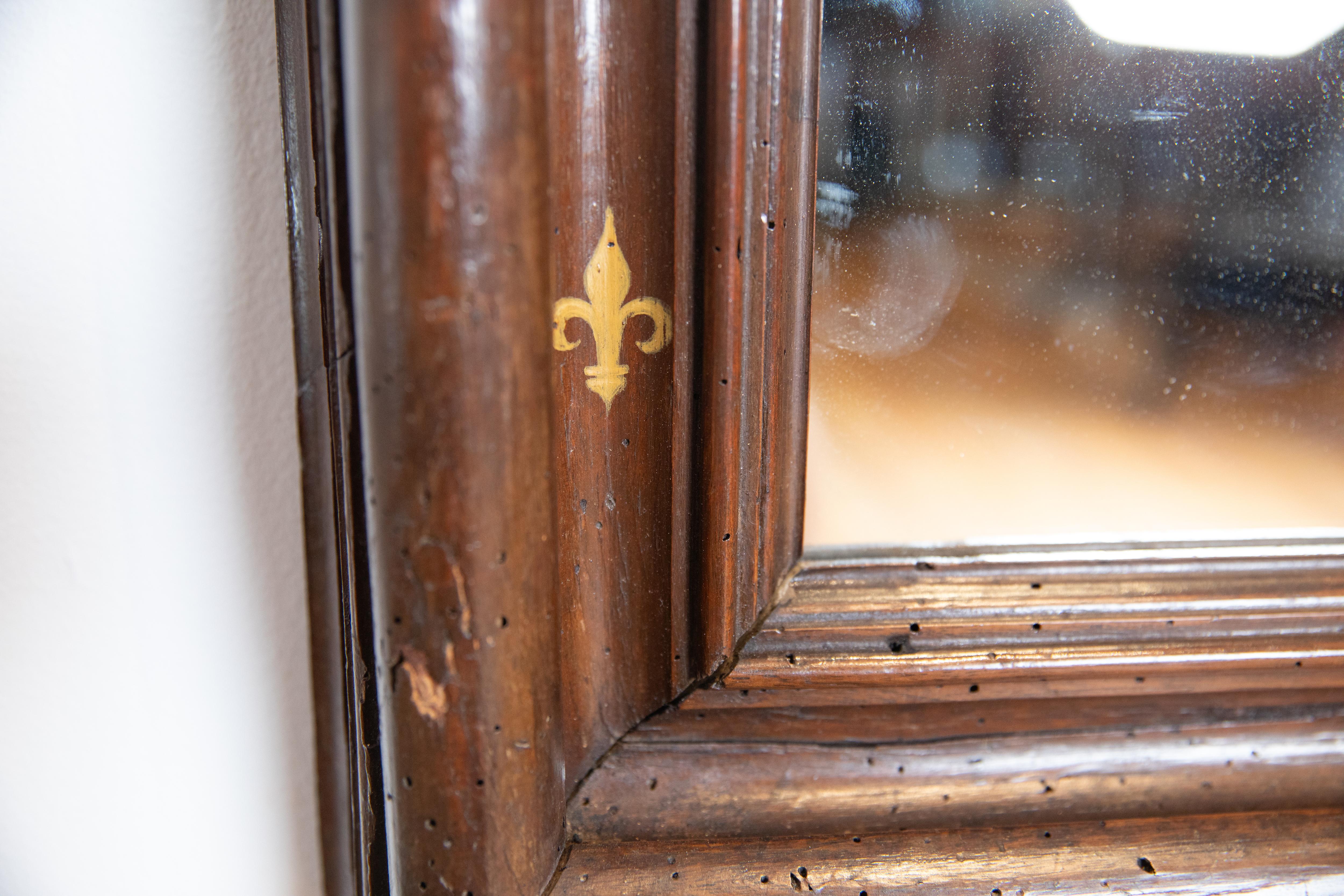 Italiano Specchio da parete in legno di noce modellato, epoca Luigi XIV, inizio XVIII sec. in vendita