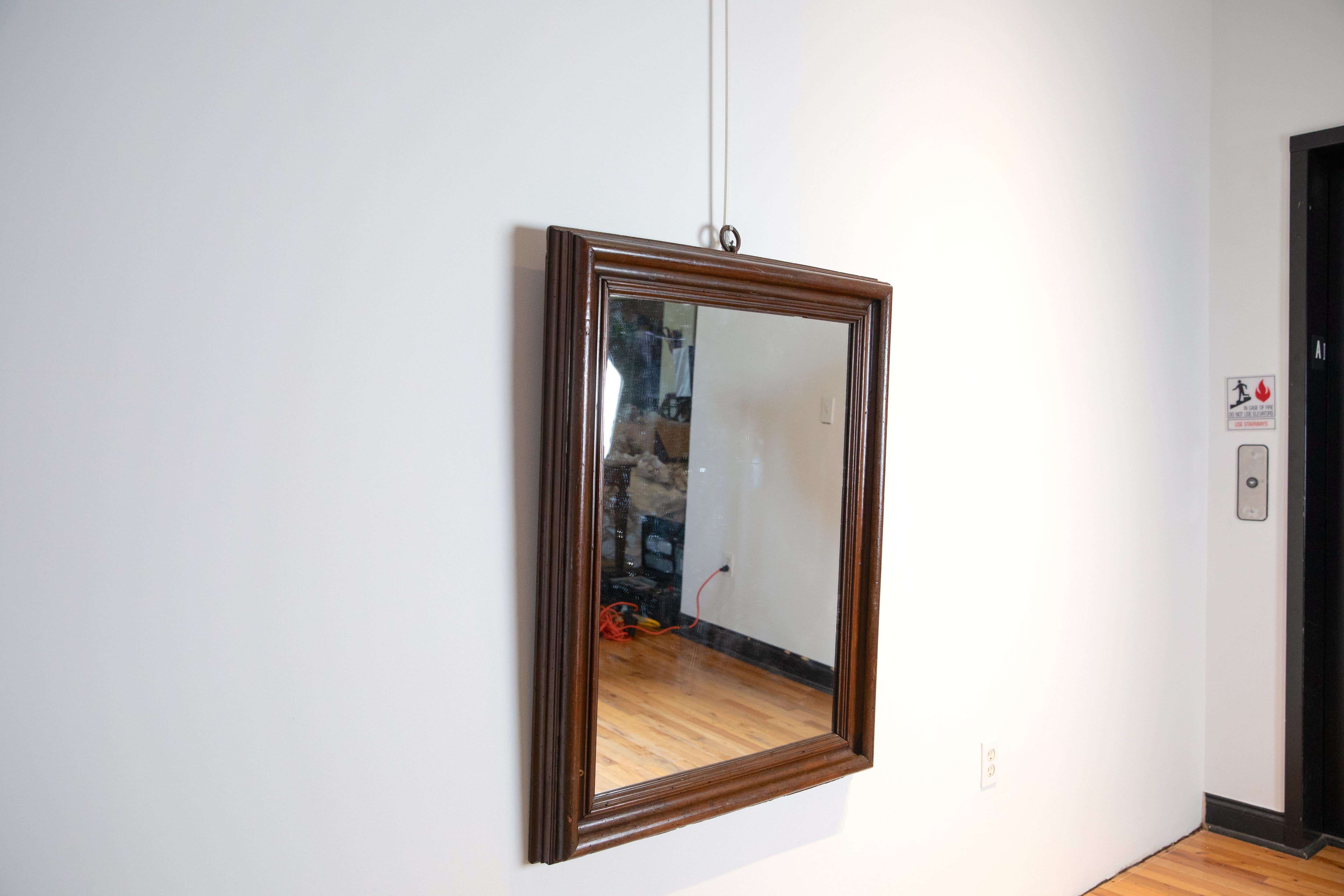Specchio da parete in legno di noce modellato, epoca Luigi XIV, inizio XVIII sec. In condizioni buone in vendita a Atlanta, GA