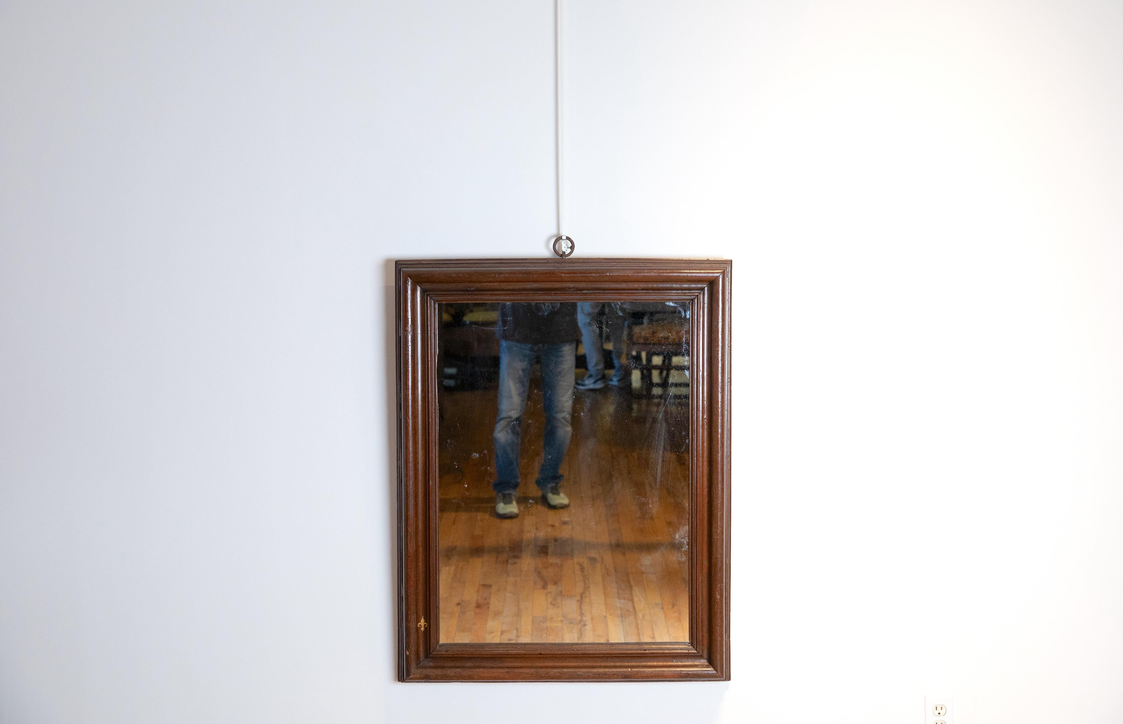 XVIII secolo Specchio da parete in legno di noce modellato, epoca Luigi XIV, inizio XVIII sec. in vendita