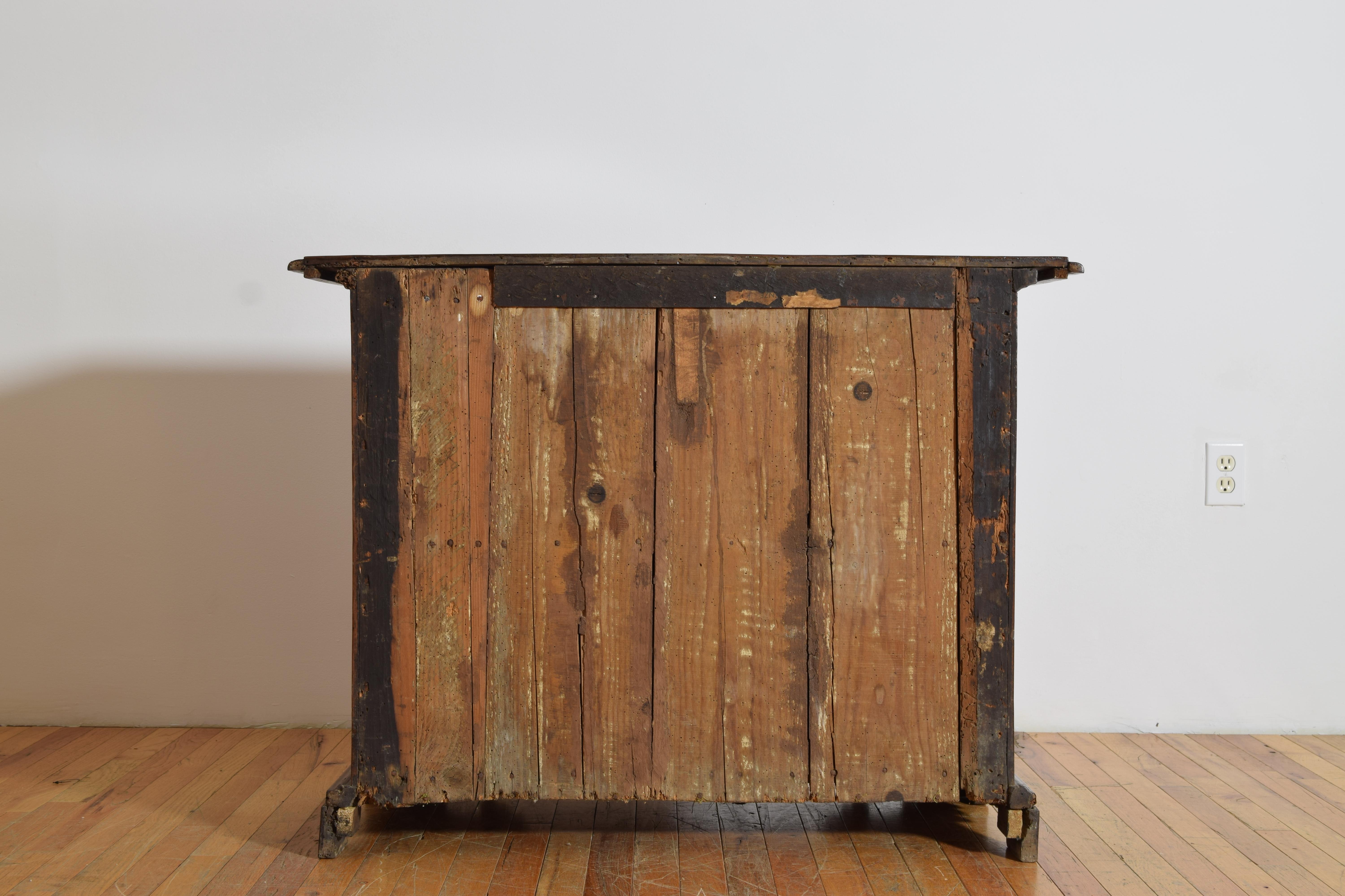 Italie, Toscane, Crédence basse à une porte en noyer d'époque Louis XIV, début du XVIIIe siècle. en vente 4