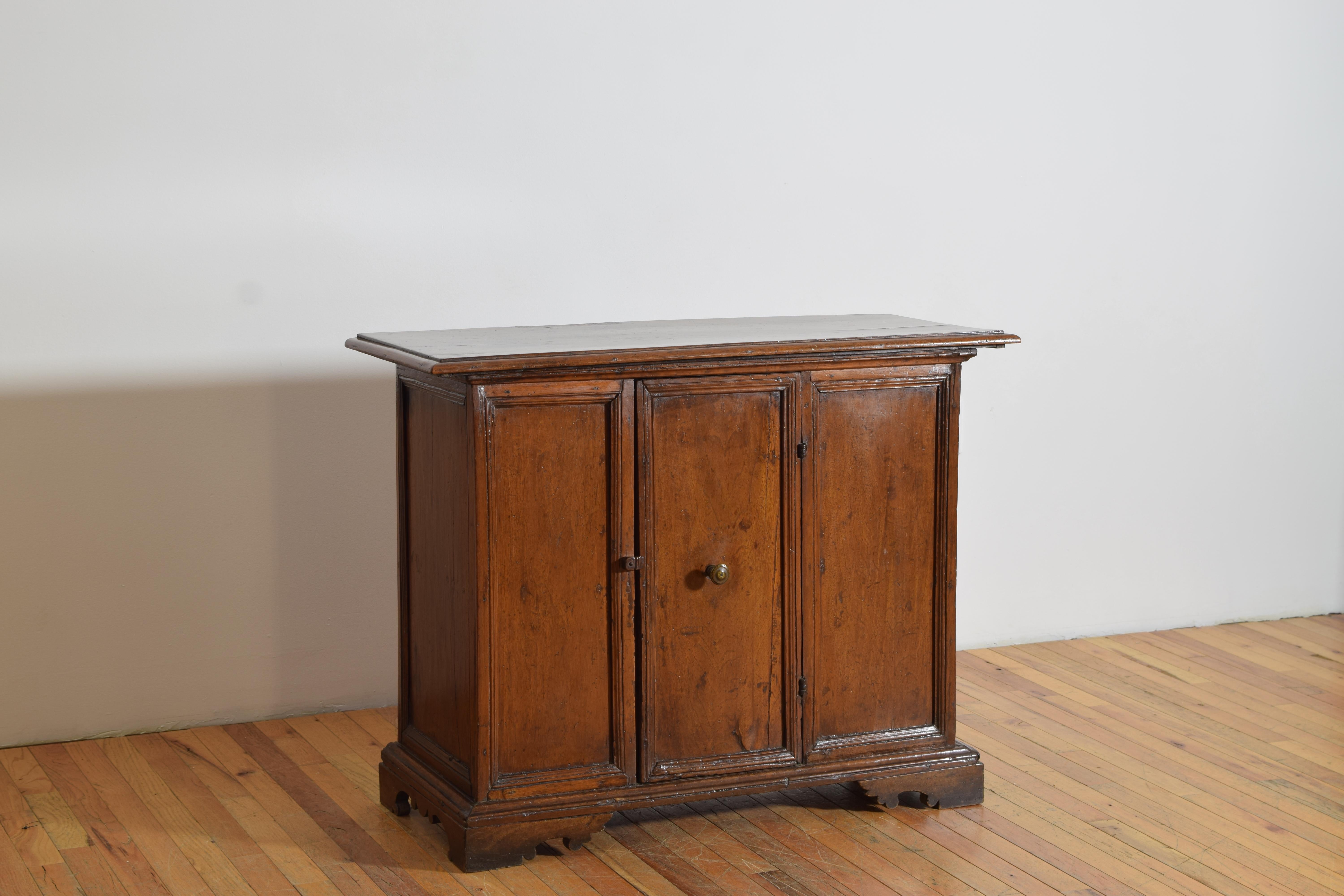 italien Italie, Toscane, Crédence basse à une porte en noyer d'époque Louis XIV, début du XVIIIe siècle. en vente