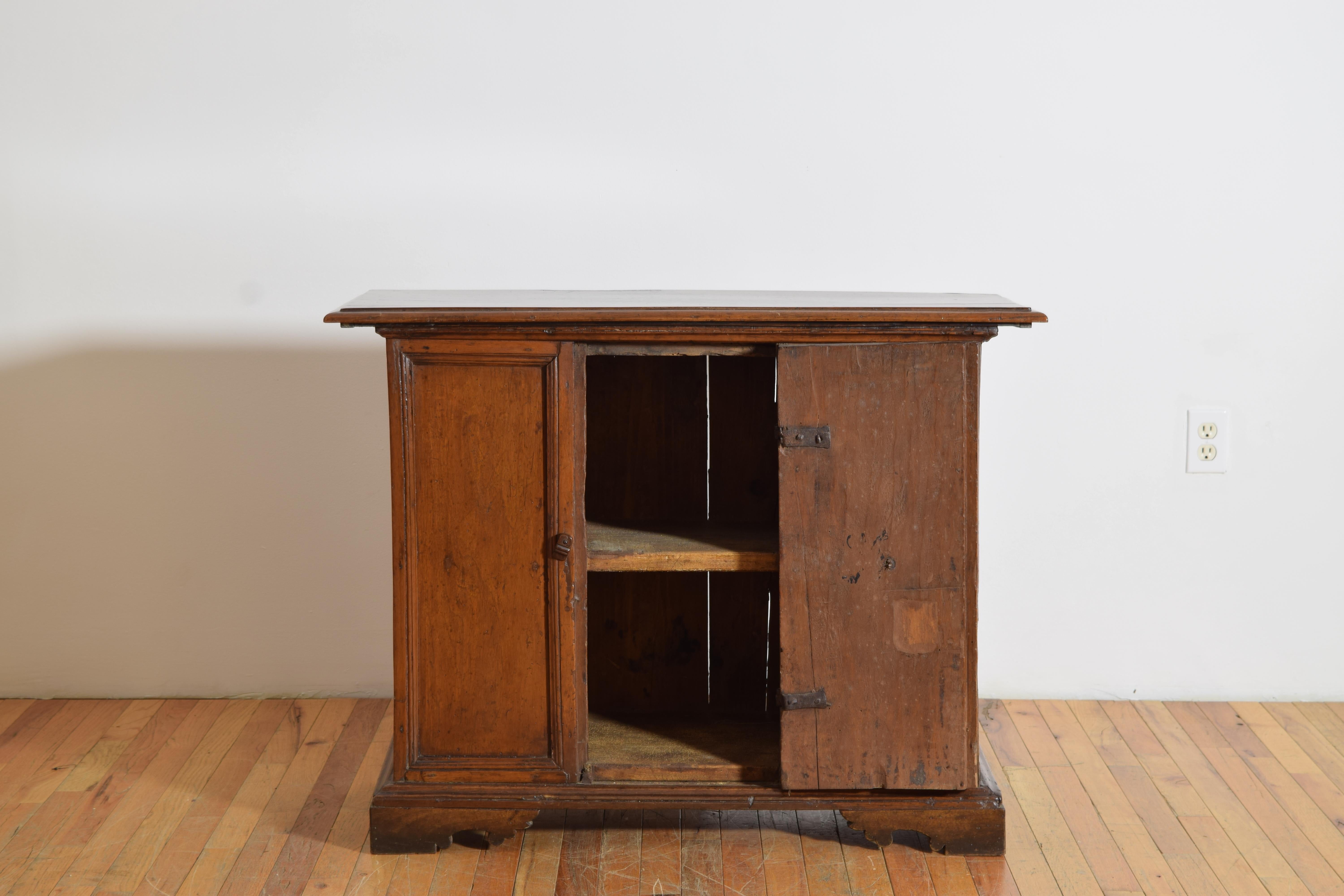 Italie, Toscane, Crédence basse à une porte en noyer d'époque Louis XIV, début du XVIIIe siècle. Bon état - En vente à Atlanta, GA