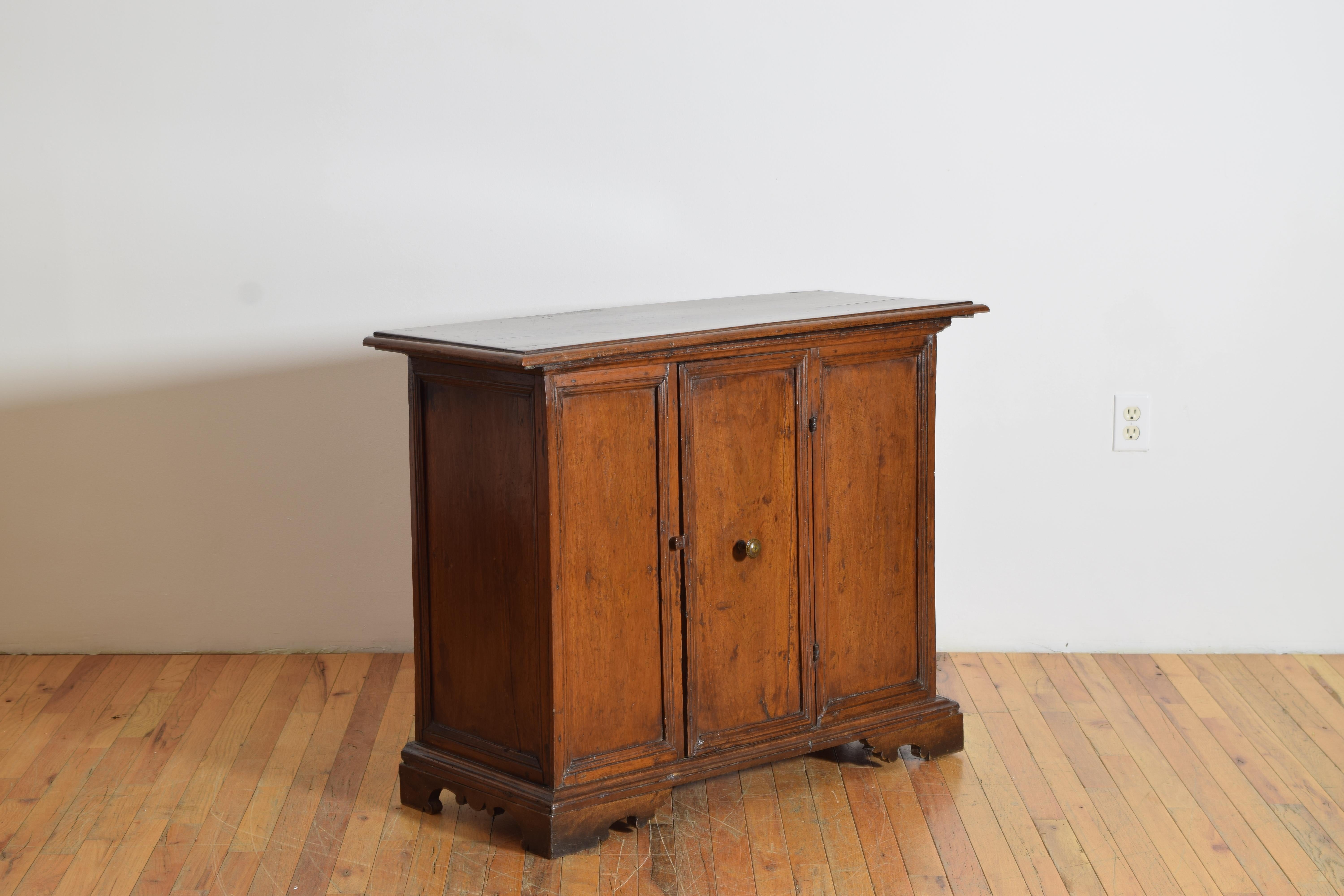 Début du XVIIIe siècle Italie, Toscane, Crédence basse à une porte en noyer d'époque Louis XIV, début du XVIIIe siècle. en vente