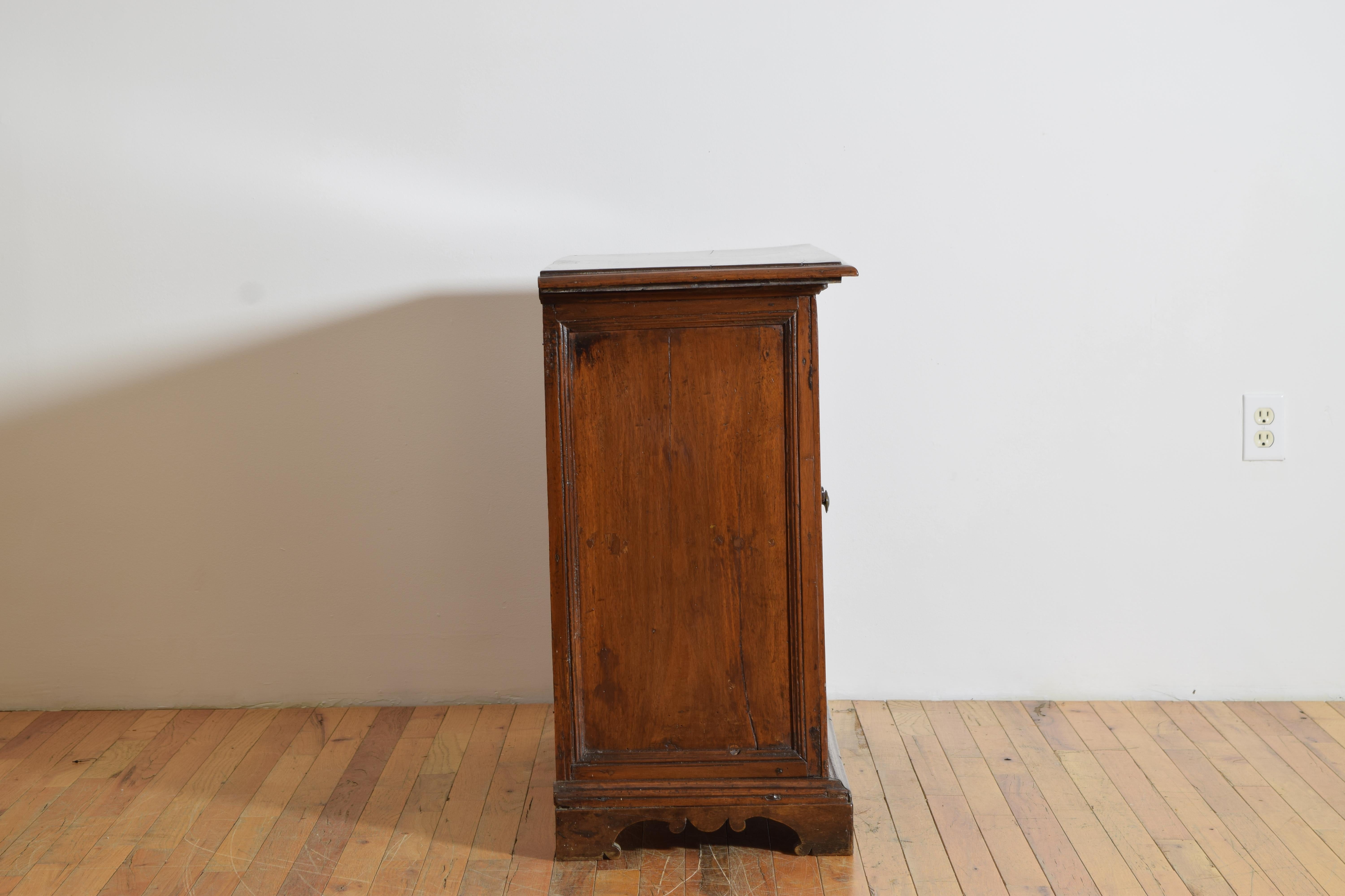 Noyer Italie, Toscane, Crédence basse à une porte en noyer d'époque Louis XIV, début du XVIIIe siècle. en vente