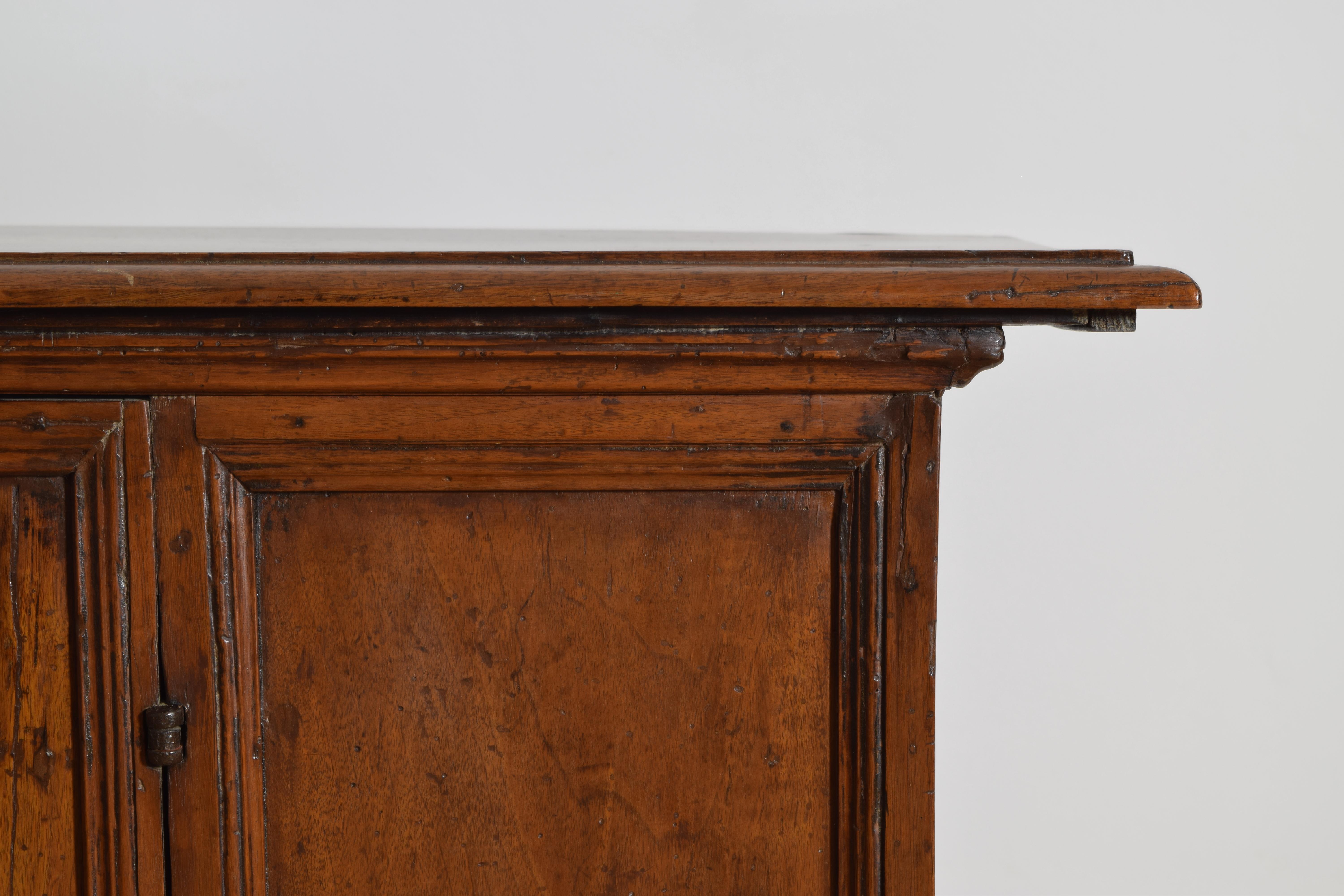 Italie, Toscane, Crédence basse à une porte en noyer d'époque Louis XIV, début du XVIIIe siècle. en vente 1