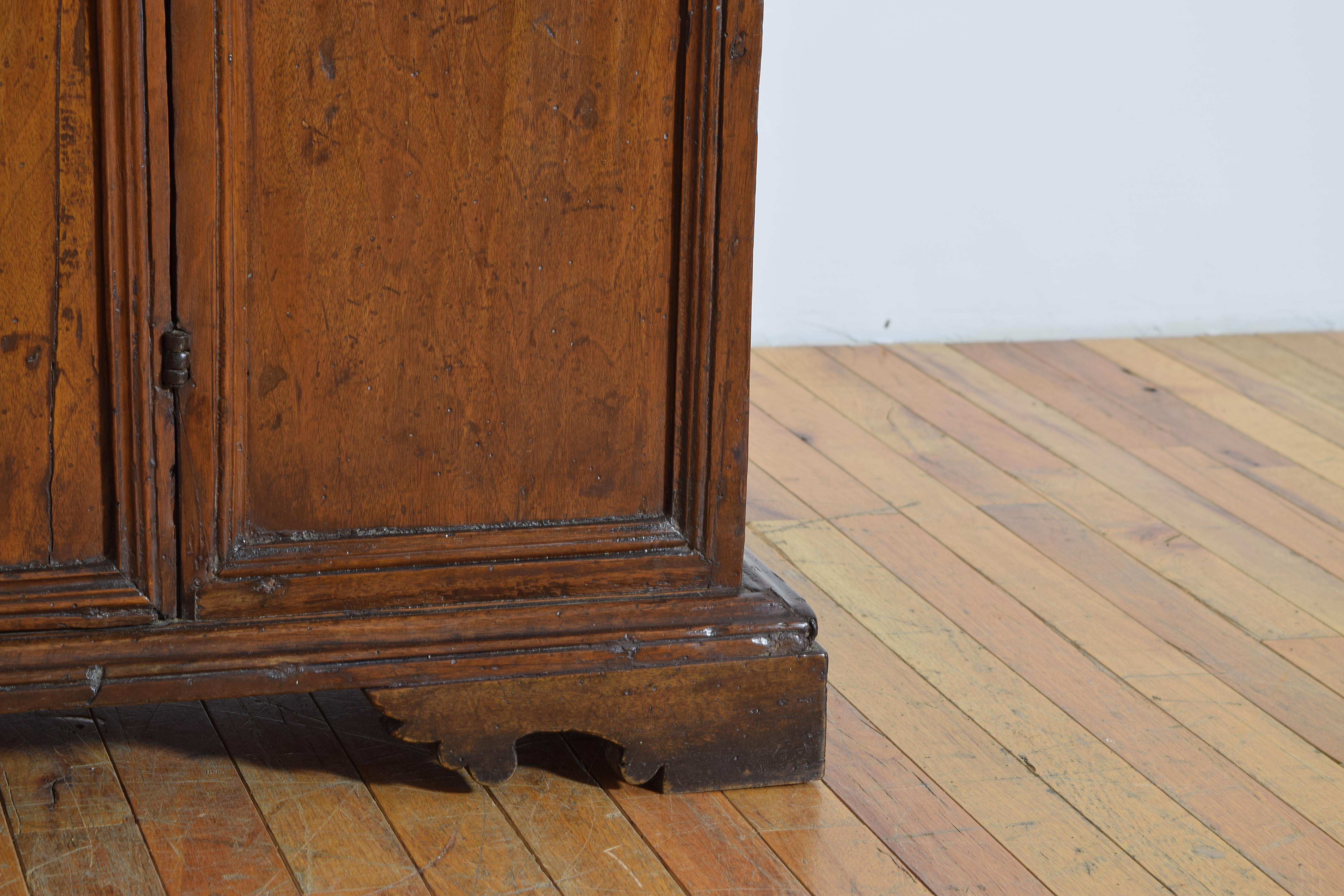 Italie, Toscane, Crédence basse à une porte en noyer d'époque Louis XIV, début du XVIIIe siècle. en vente 3