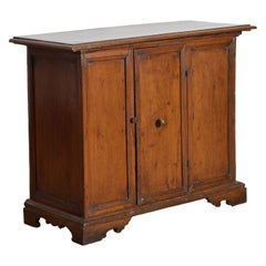 Italiano, Toscana, Credenza bassa a 1 anta in noce del periodo Luigi XIV, inizio XVIII secolo.