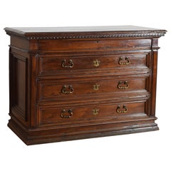 Italian, Tuscany, Louis XIV Period Walnut 4-Drawer Cassettone, early 18th cen.