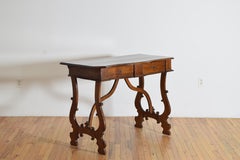 Italie, Toscane, bureau/console de style Louis XIV en noyer à deux tiroirs, 1er quart du XVIIIe siècle.