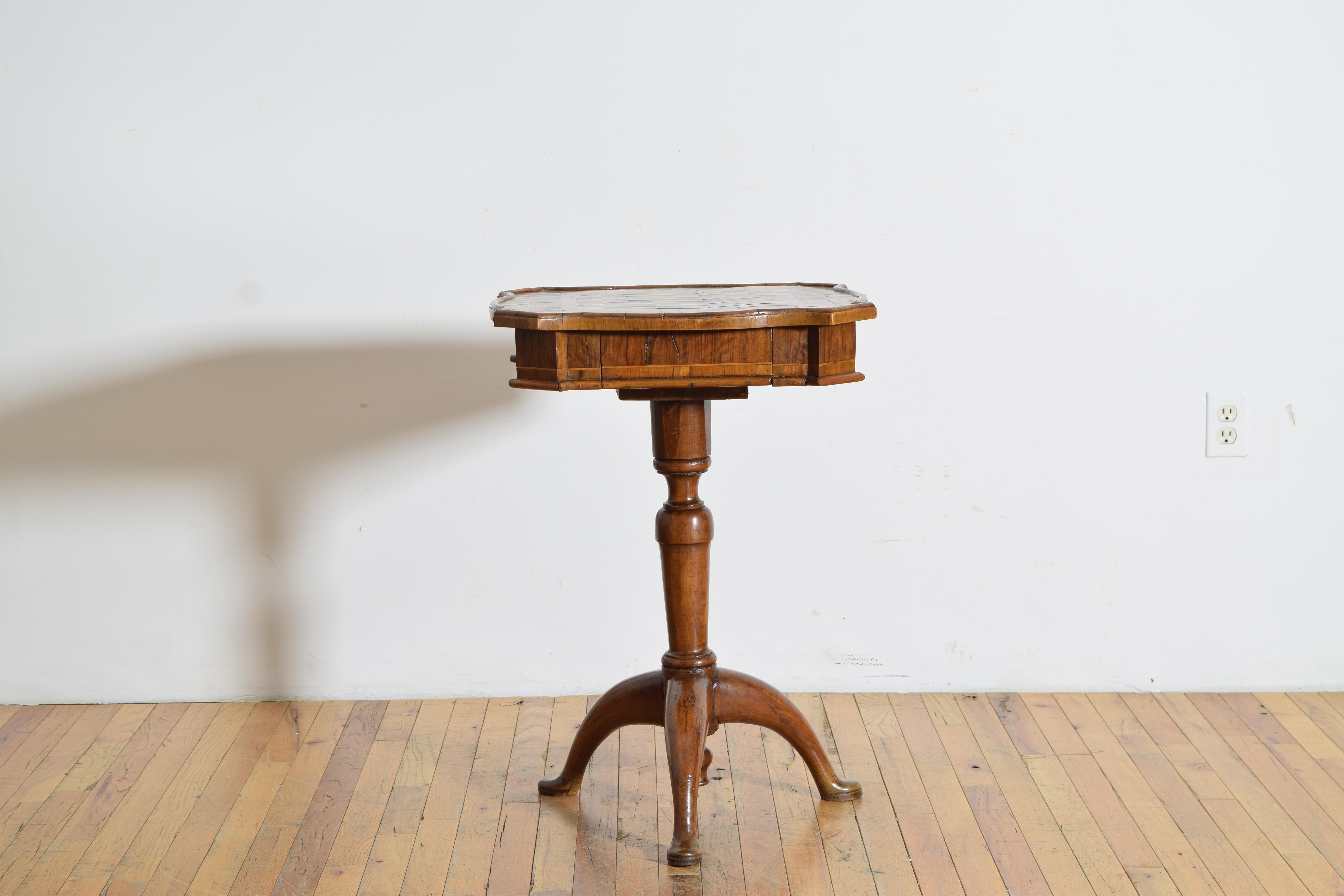 Luigi XVI Italiano, Toscana, Periodo LXV/LXVI Tavolo da gioco in noce e intarsiato, metà del XVIII secolo in vendita