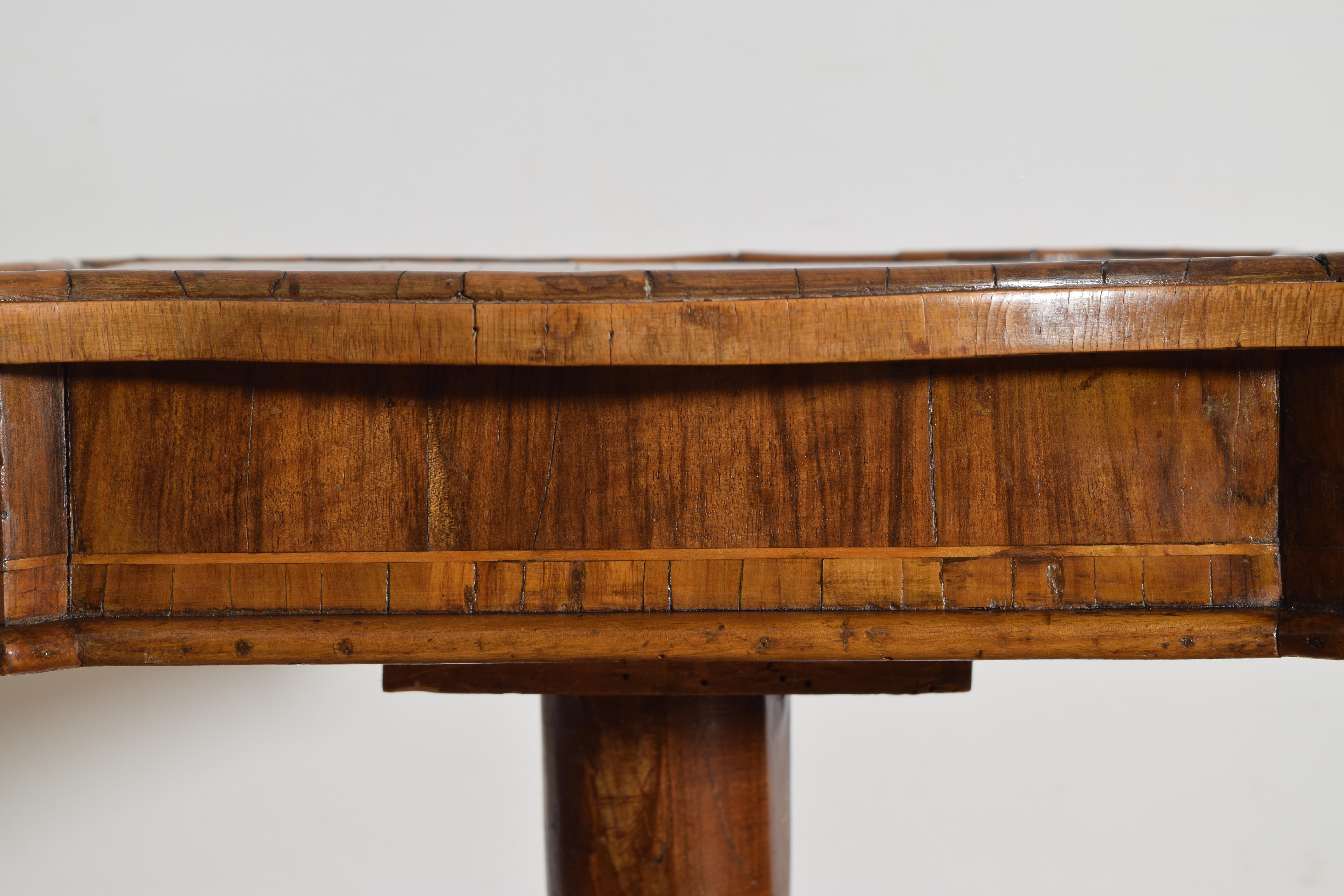 Fine XVIII secolo Italiano, Toscana, Periodo LXV/LXVI Tavolo da gioco in noce e intarsiato, metà del XVIII secolo in vendita