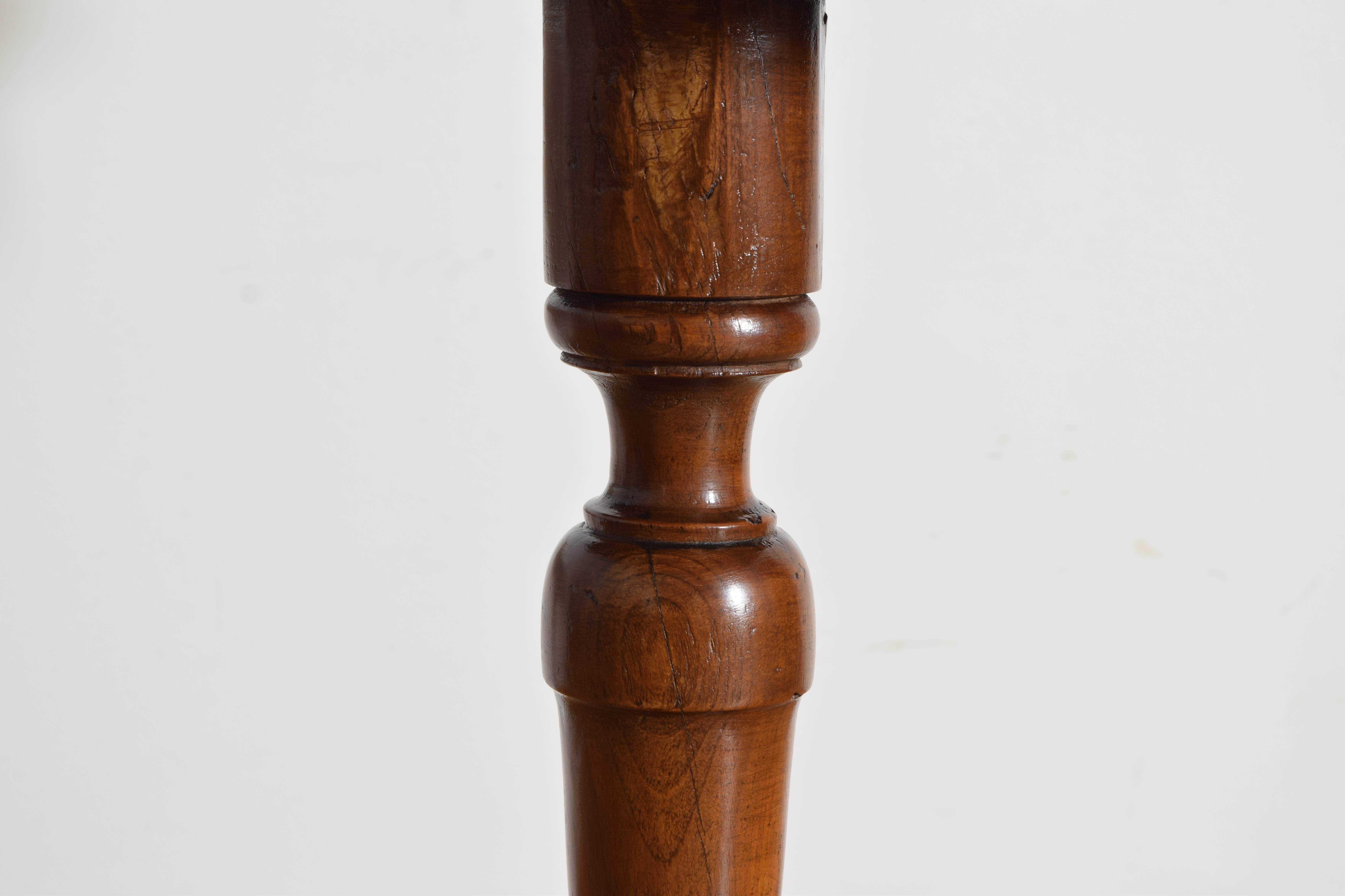 Noce Italiano, Toscana, Periodo LXV/LXVI Tavolo da gioco in noce e intarsiato, metà del XVIII secolo in vendita