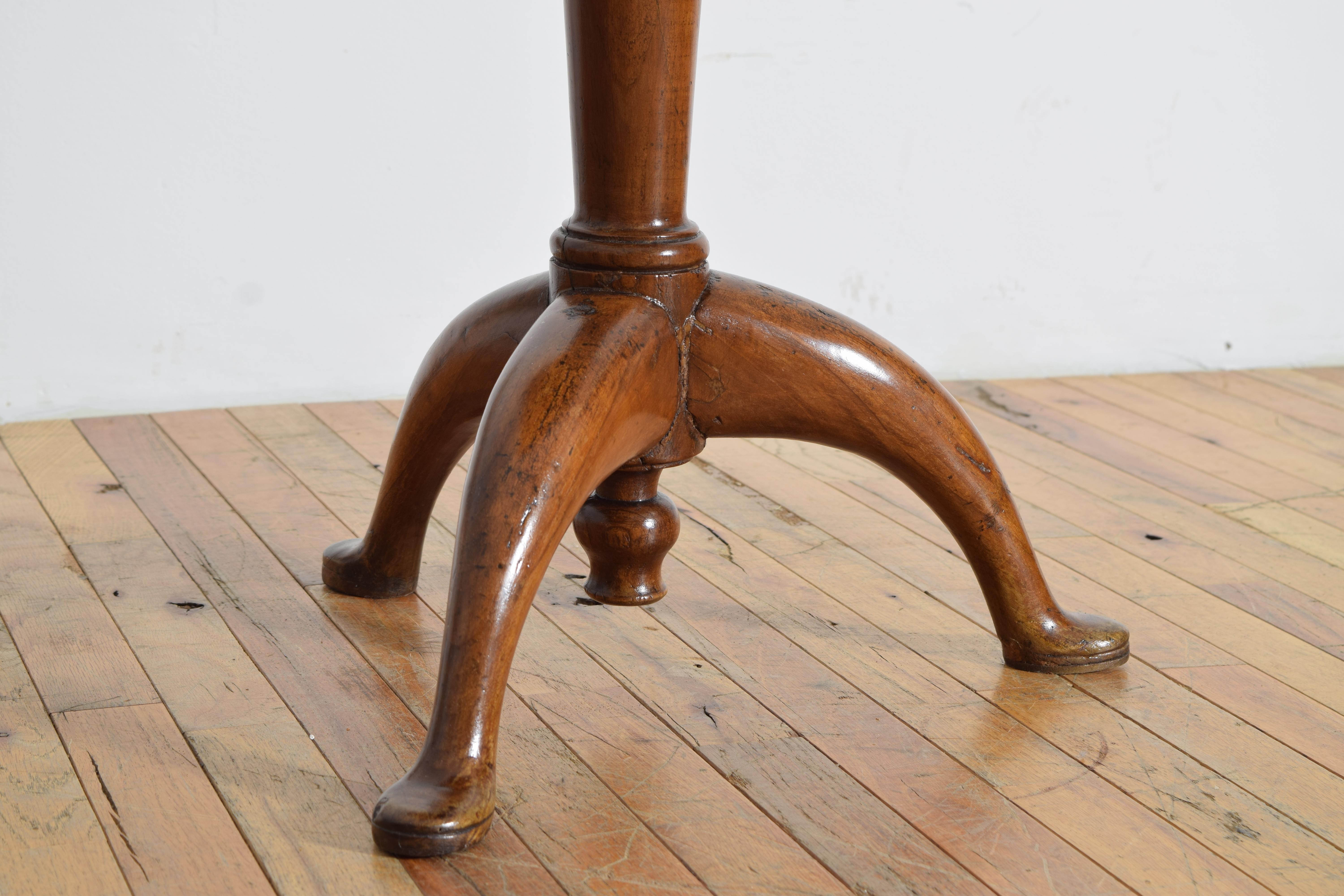 Italiano, Toscana, Periodo LXV/LXVI Tavolo da gioco in noce e intarsiato, metà del XVIII secolo in vendita 1