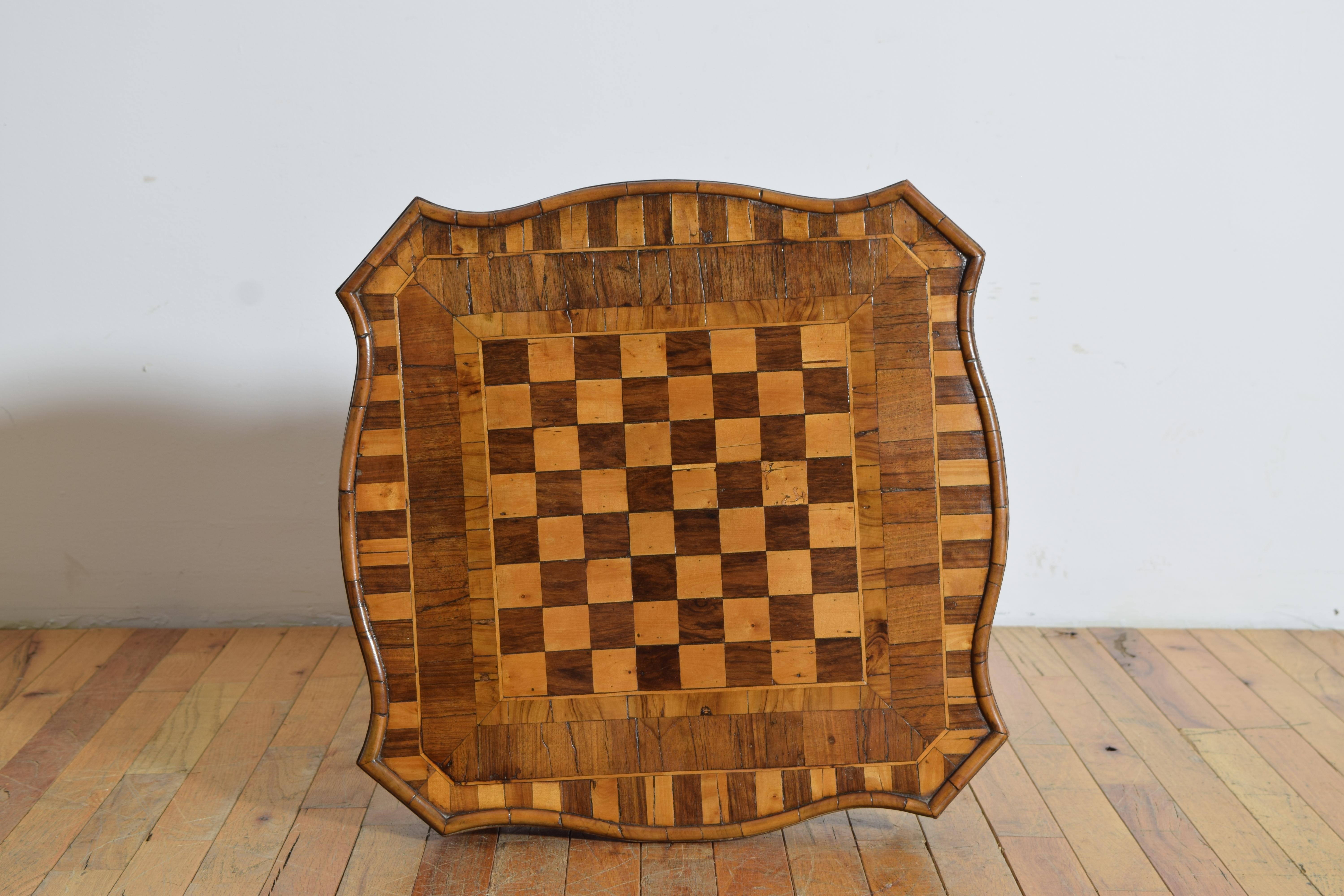 Italiano, Toscana, Periodo LXV/LXVI Tavolo da gioco in noce e intarsiato, metà del XVIII secolo in vendita 2