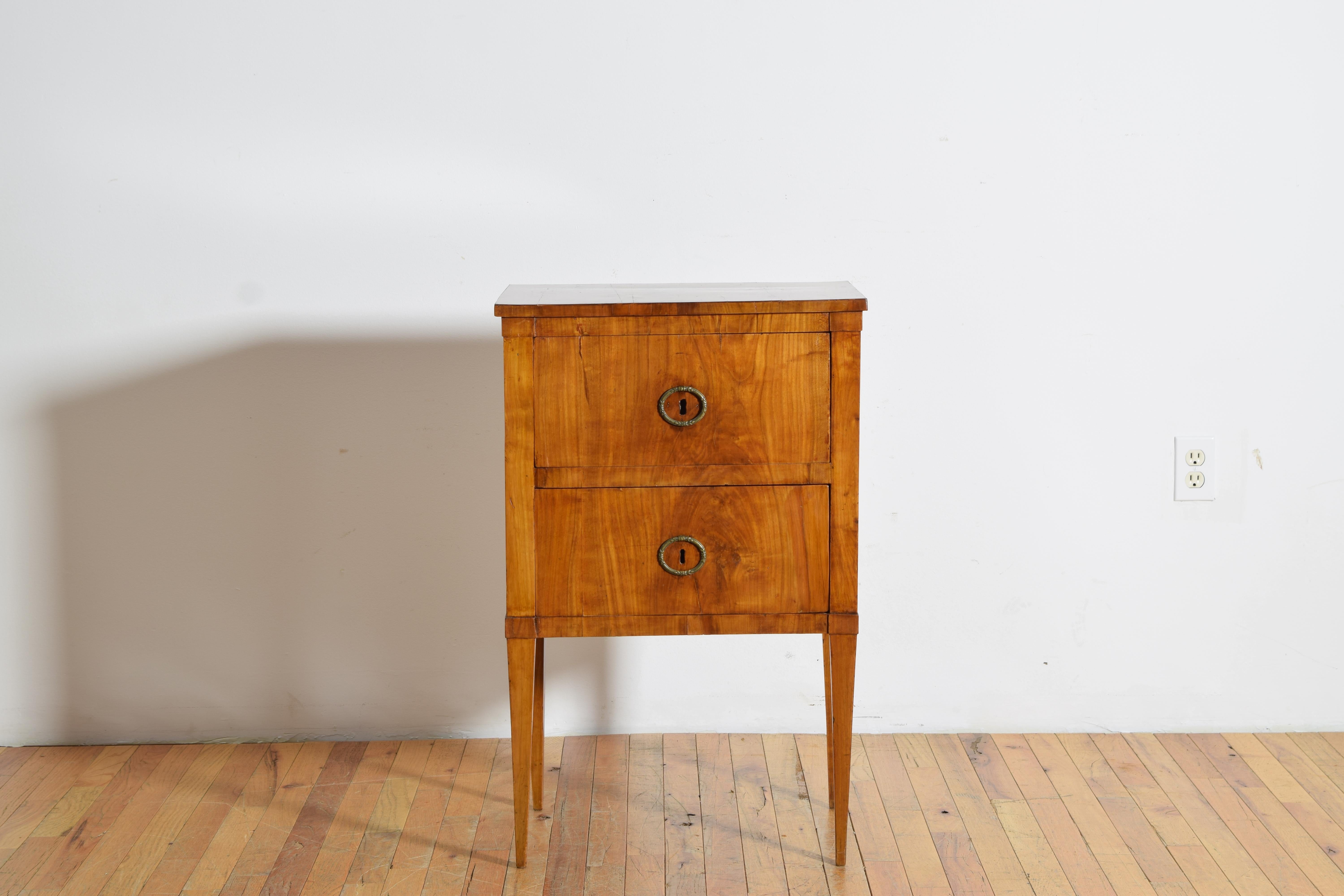 Neoclassical Italian, Tuscany, Neoclassic Light Walnut 2-Drawer Bedside Commode, ca. 1800 For Sale