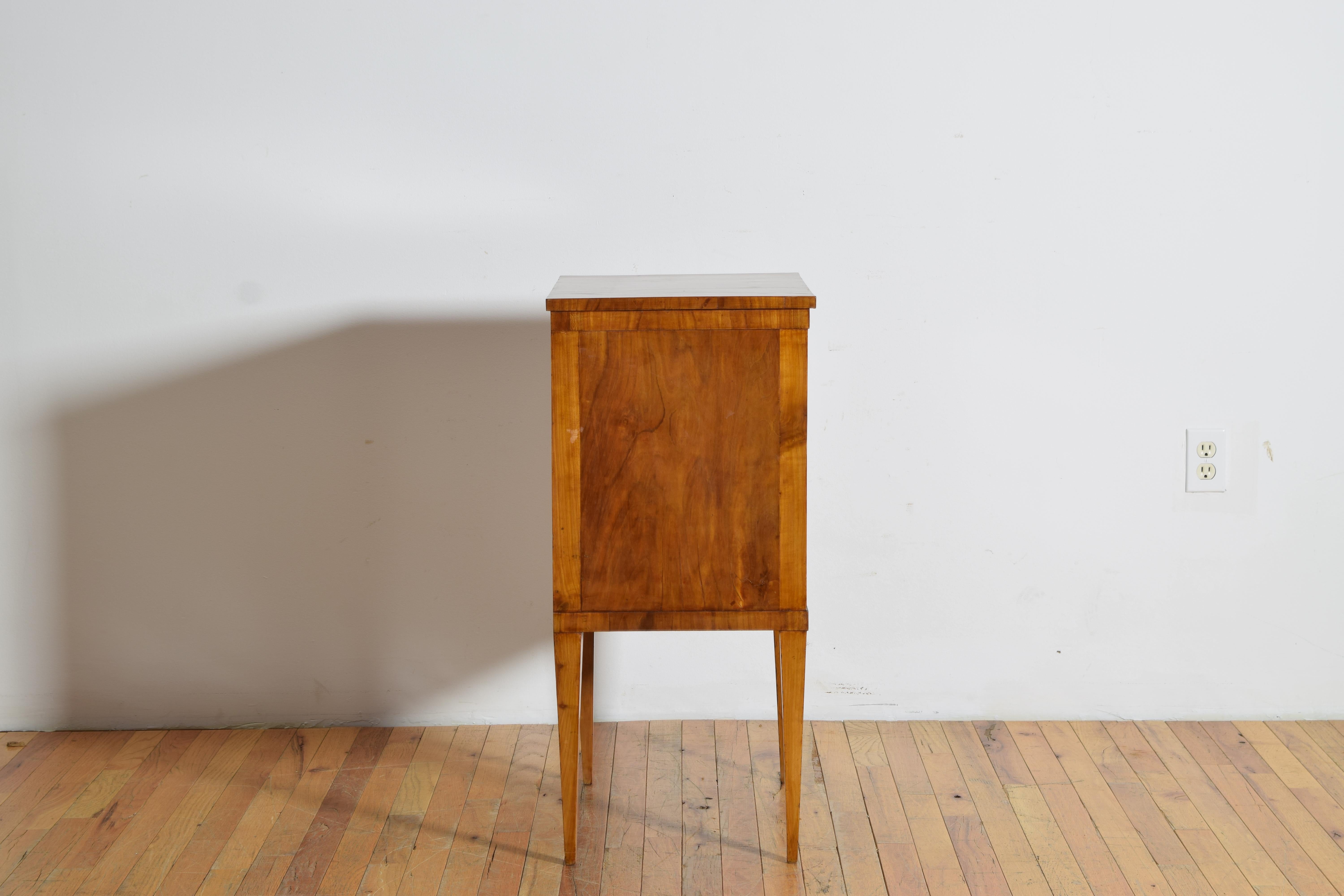Italian, Tuscany, Neoclassic Light Walnut 2-Drawer Bedside Commode, ca. 1800 In Good Condition For Sale In Atlanta, GA