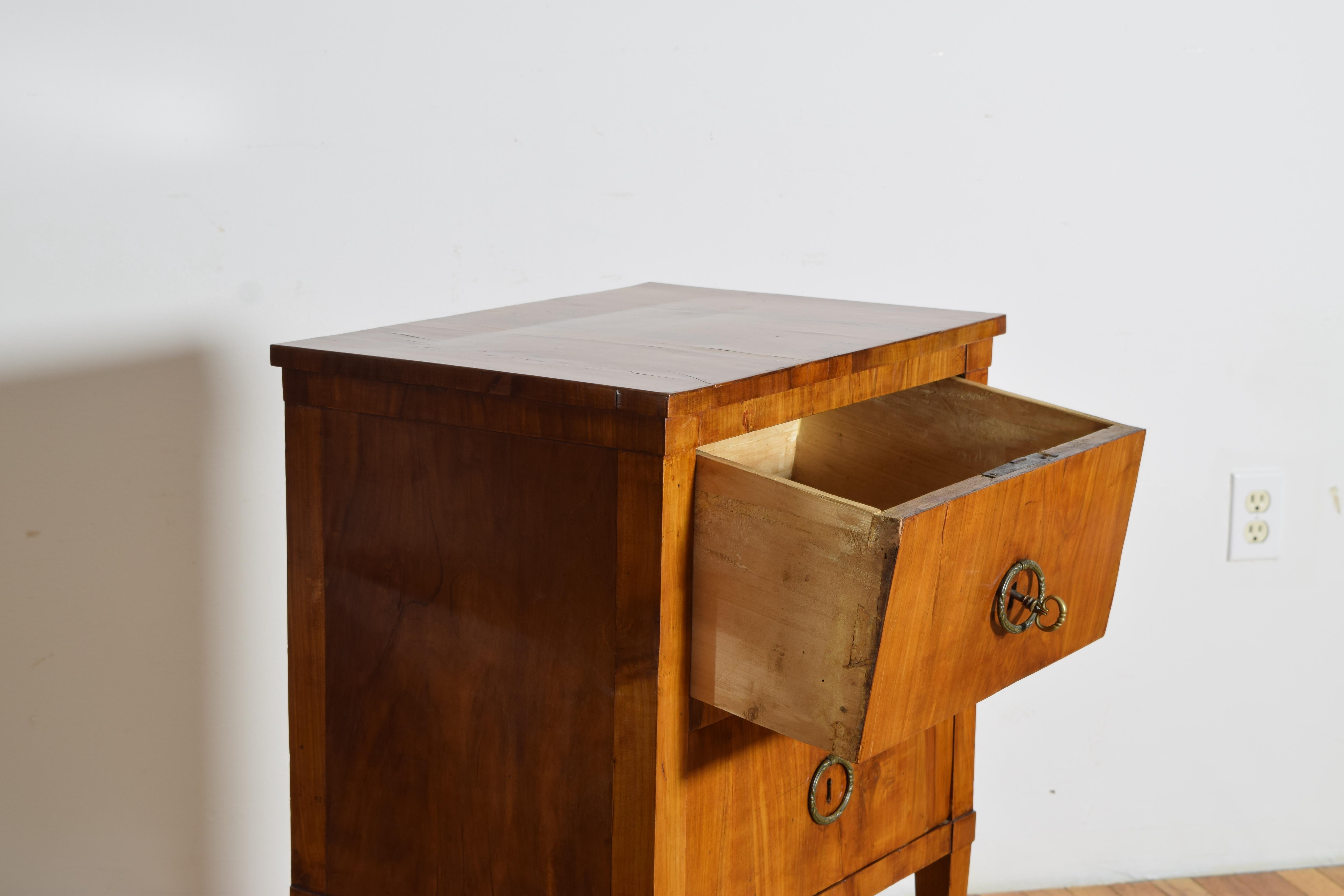 Italian, Tuscany, Neoclassic Light Walnut 2-Drawer Bedside Commode, ca. 1800 For Sale 1