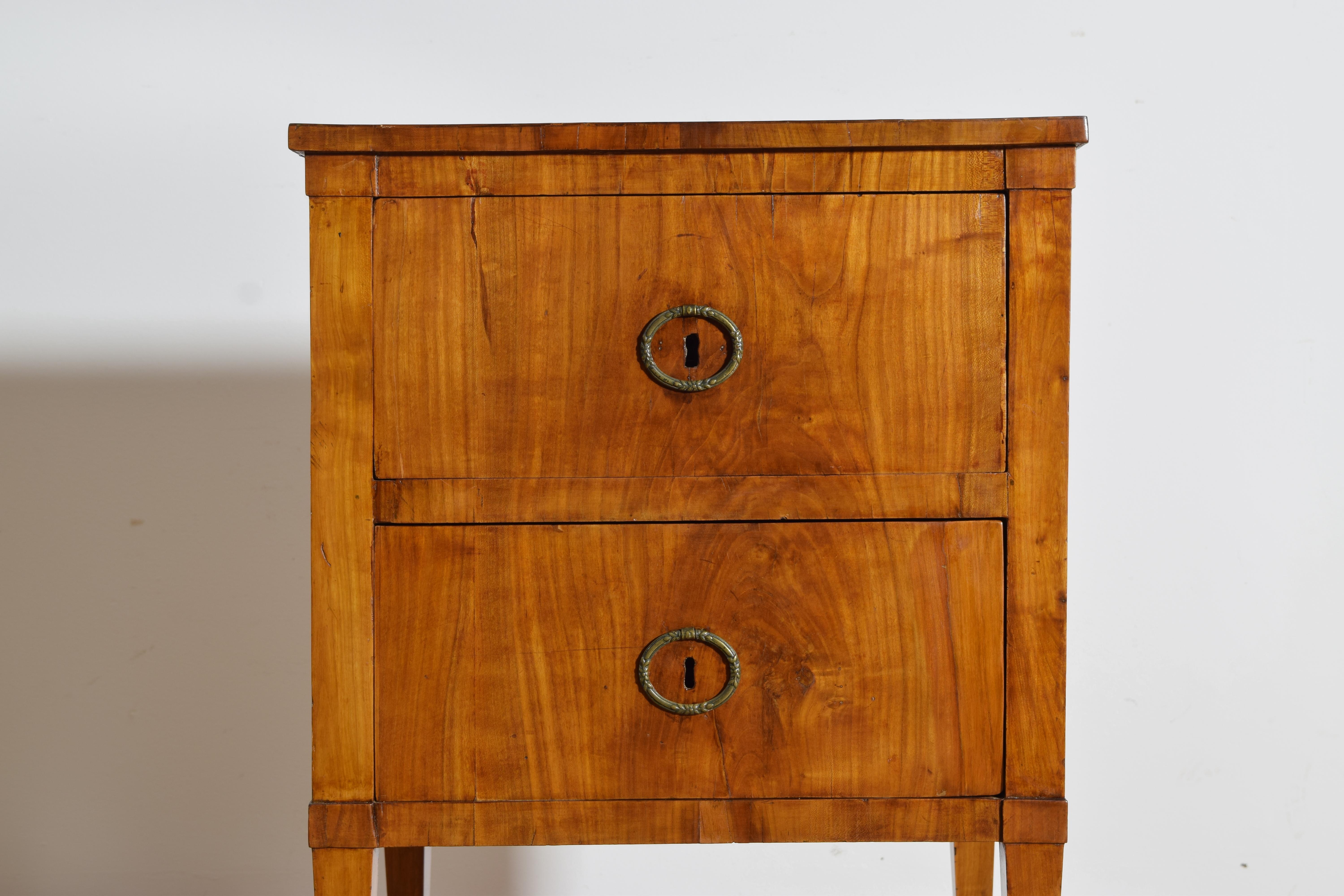 Italian, Tuscany, Neoclassic Light Walnut 2-Drawer Bedside Commode, ca. 1800 For Sale 2