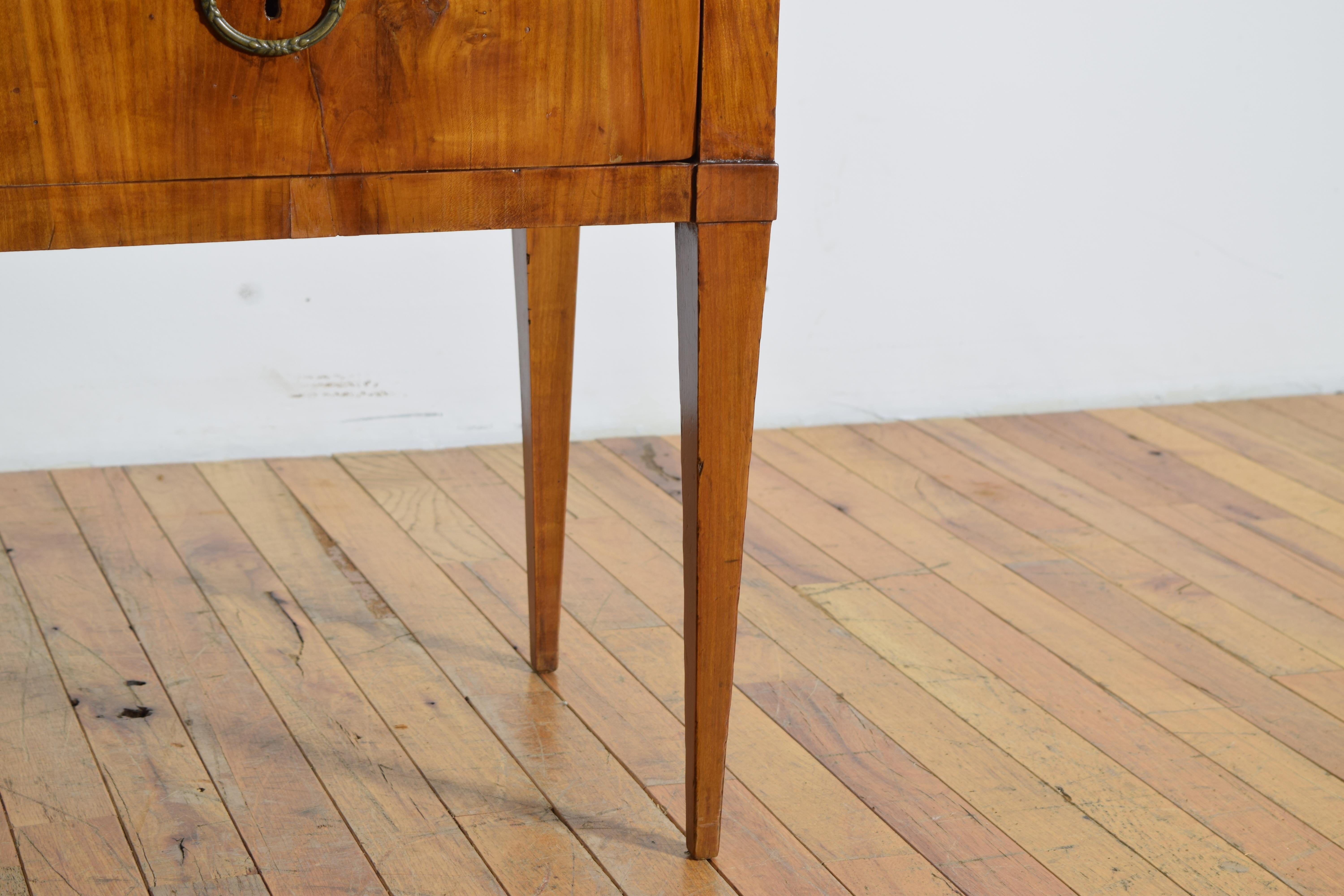Italian, Tuscany, Neoclassic Light Walnut 2-Drawer Bedside Commode, ca. 1800 For Sale 3