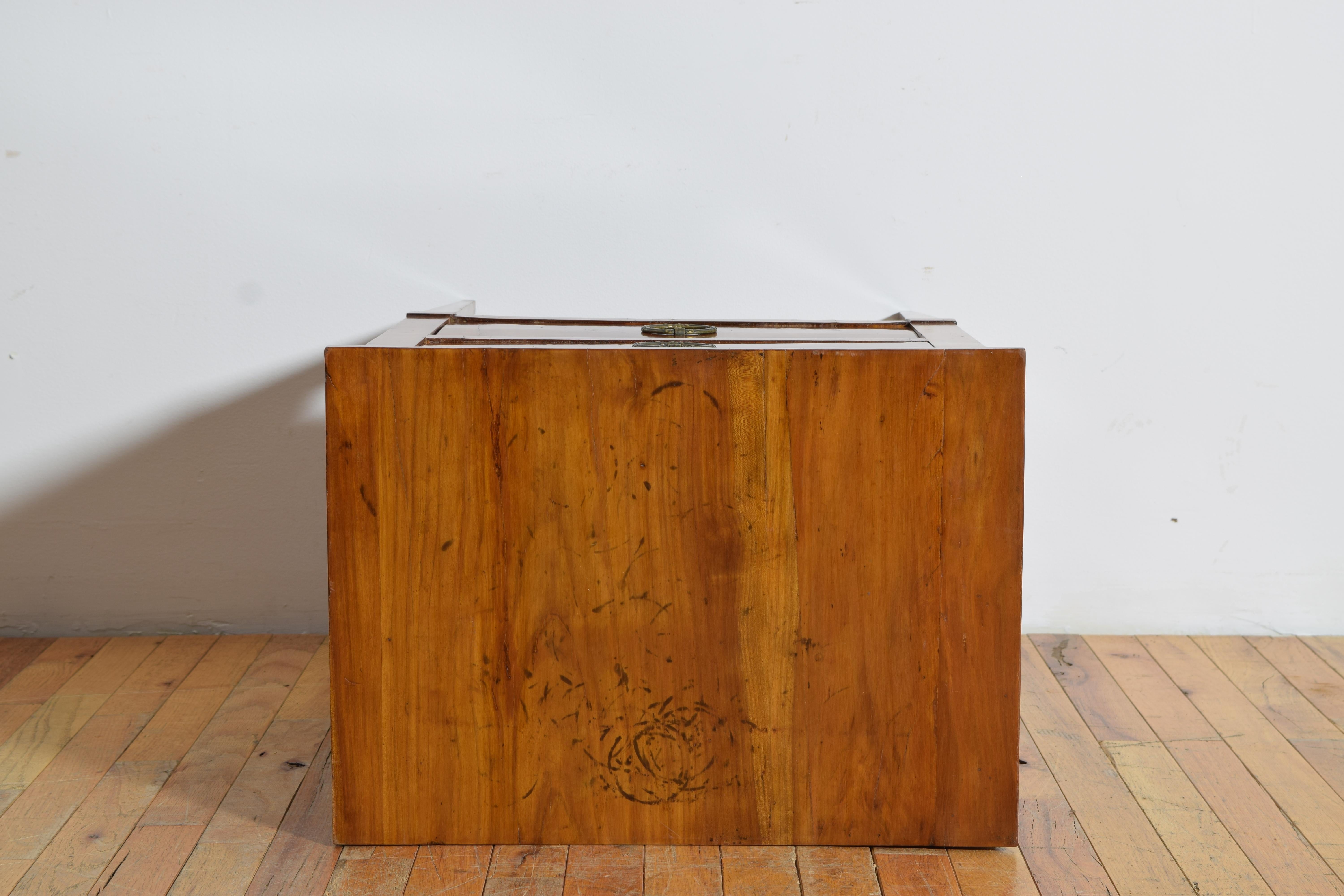 Italian, Tuscany, Neoclassic Light Walnut 2-Drawer Bedside Commode, ca. 1800 For Sale 4
