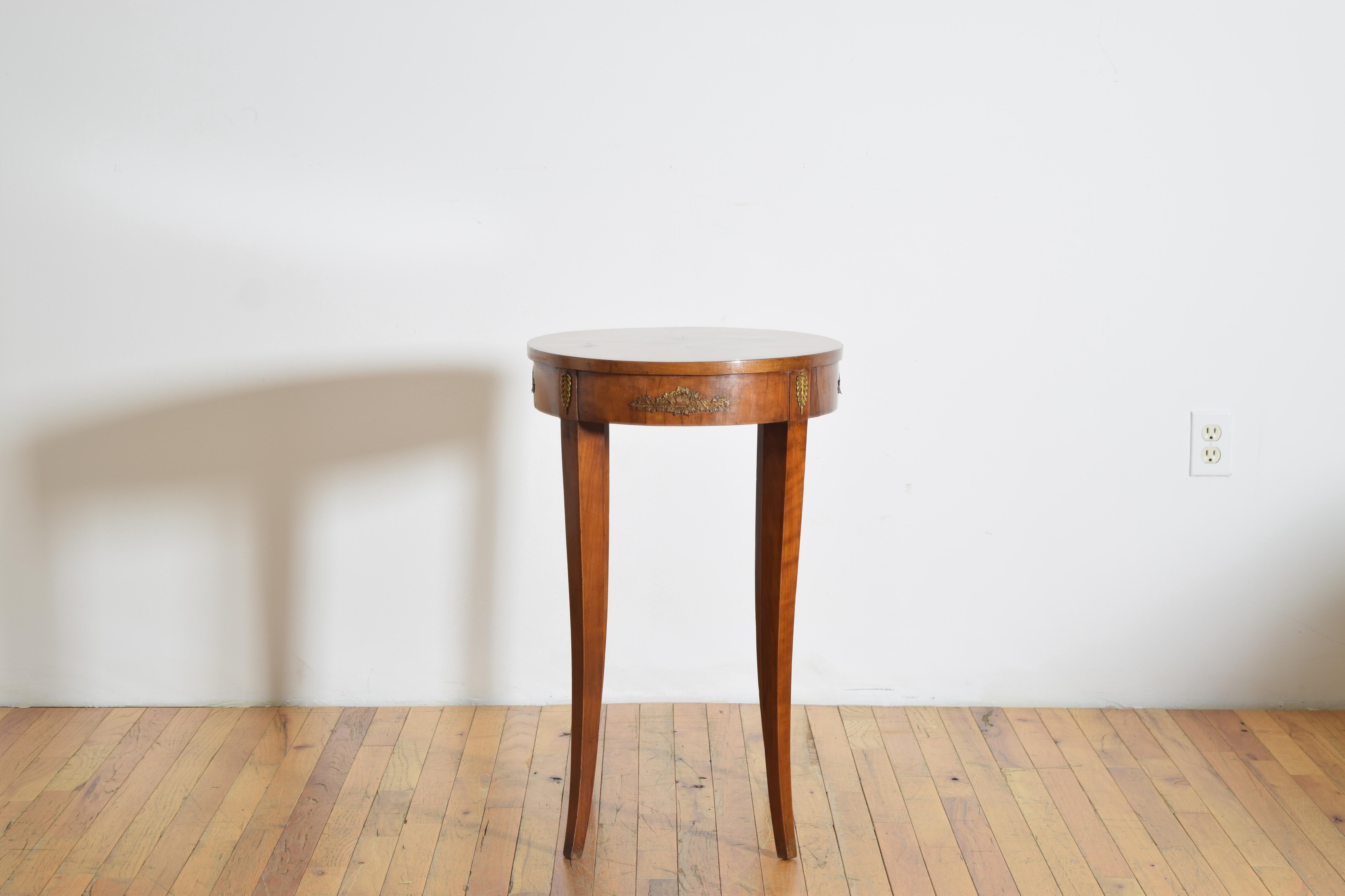 Italian, Tuscany, Neoclassic Period Walnut & Brass Mounted Oval Table, ca. 1835 In Good Condition For Sale In Atlanta, GA
