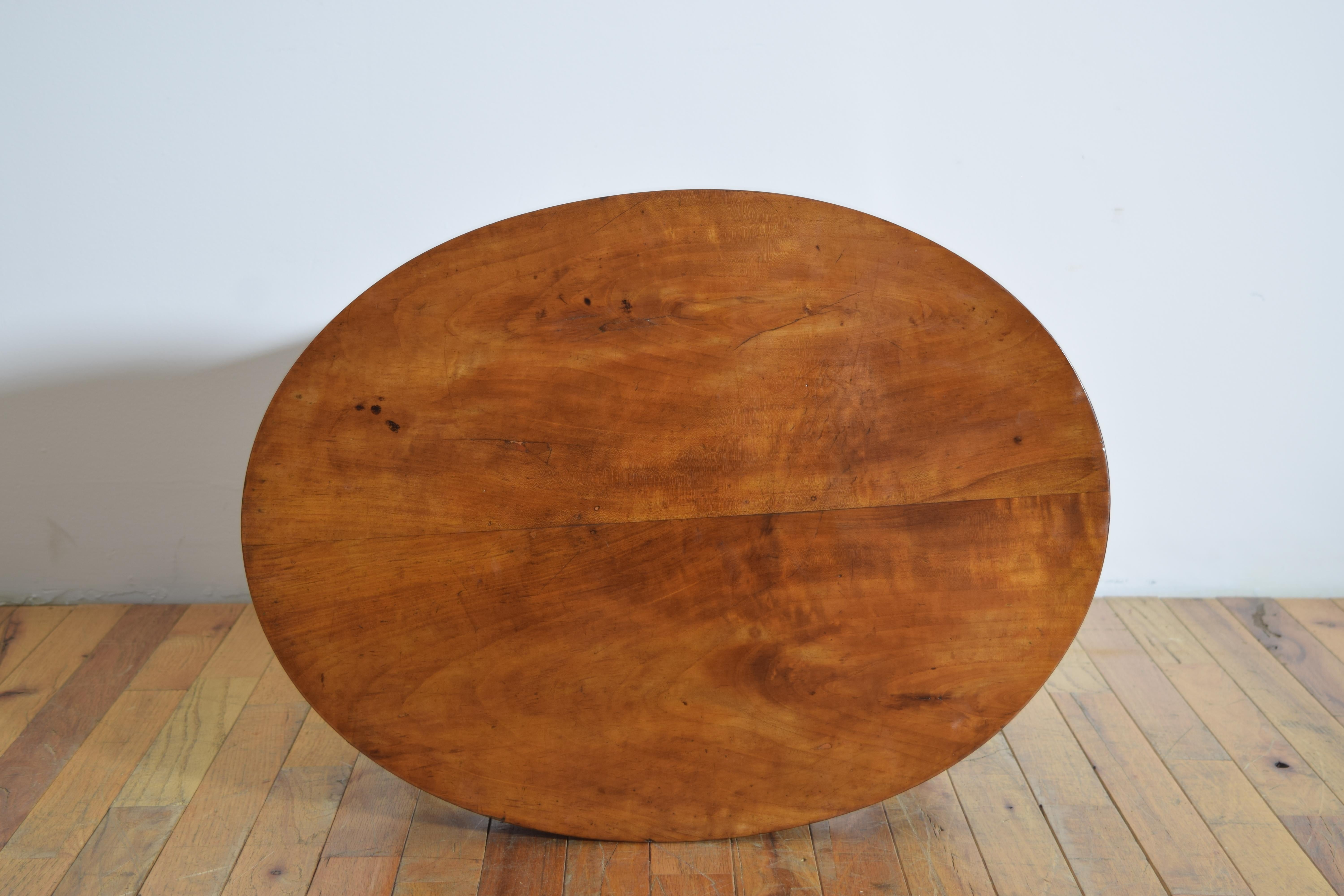 Italian, Tuscany, Neoclassic Period Walnut & Brass Mounted Oval Table, ca. 1835 For Sale 4