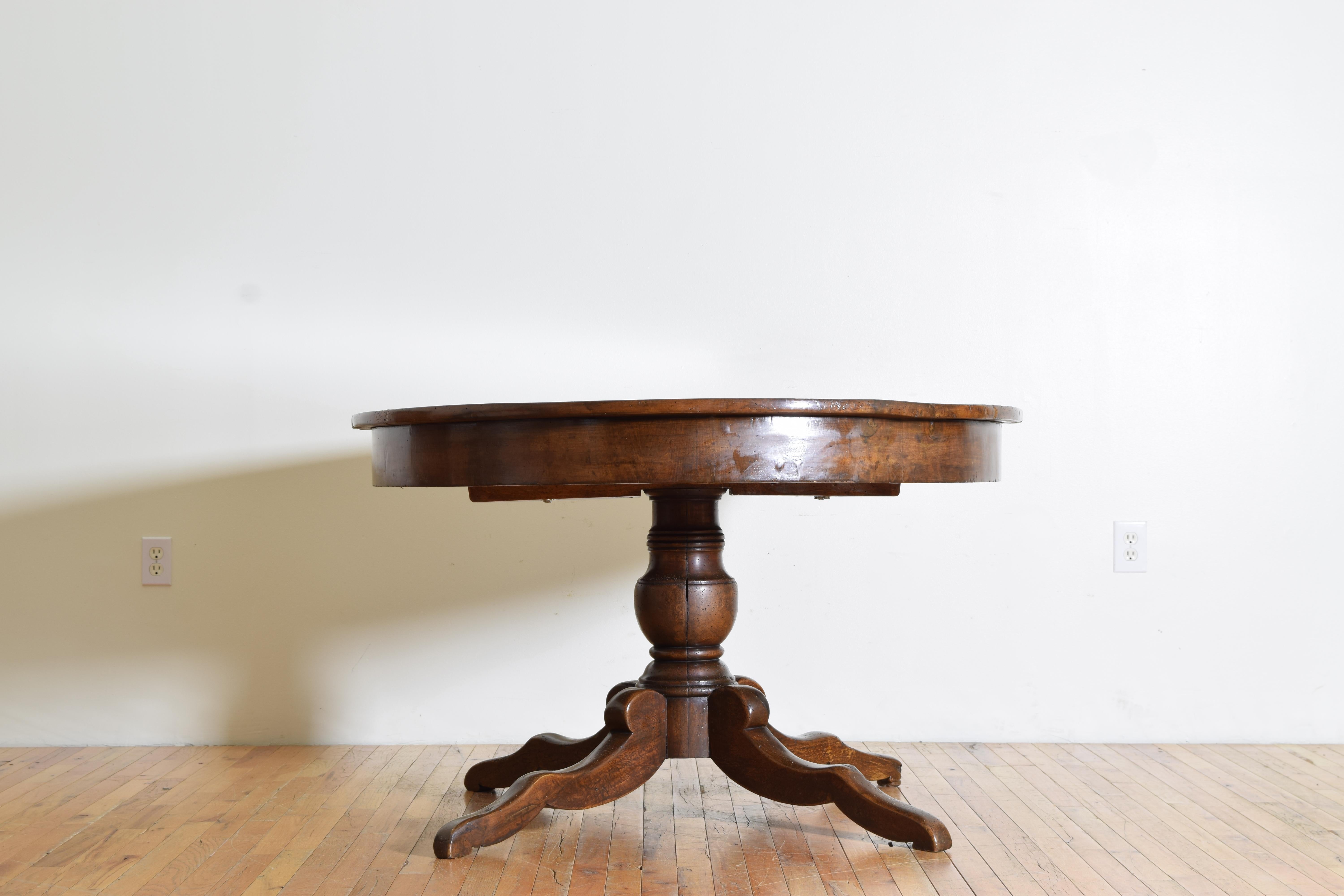 Italian, Tuscany, Neoclassic Solid Walnut Extension Dining Table, ca. 1840 In Good Condition In Atlanta, GA