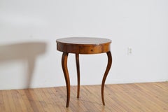 Table centrale à trois tiroirs de style néoclassique, en noyer et placage de noyer, d'inspiration italienne et toscane, années 1830