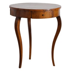 Table centrale à trois tiroirs de style néoclassique, en noyer et placage de noyer, d'inspiration italienne et toscane, années 1830