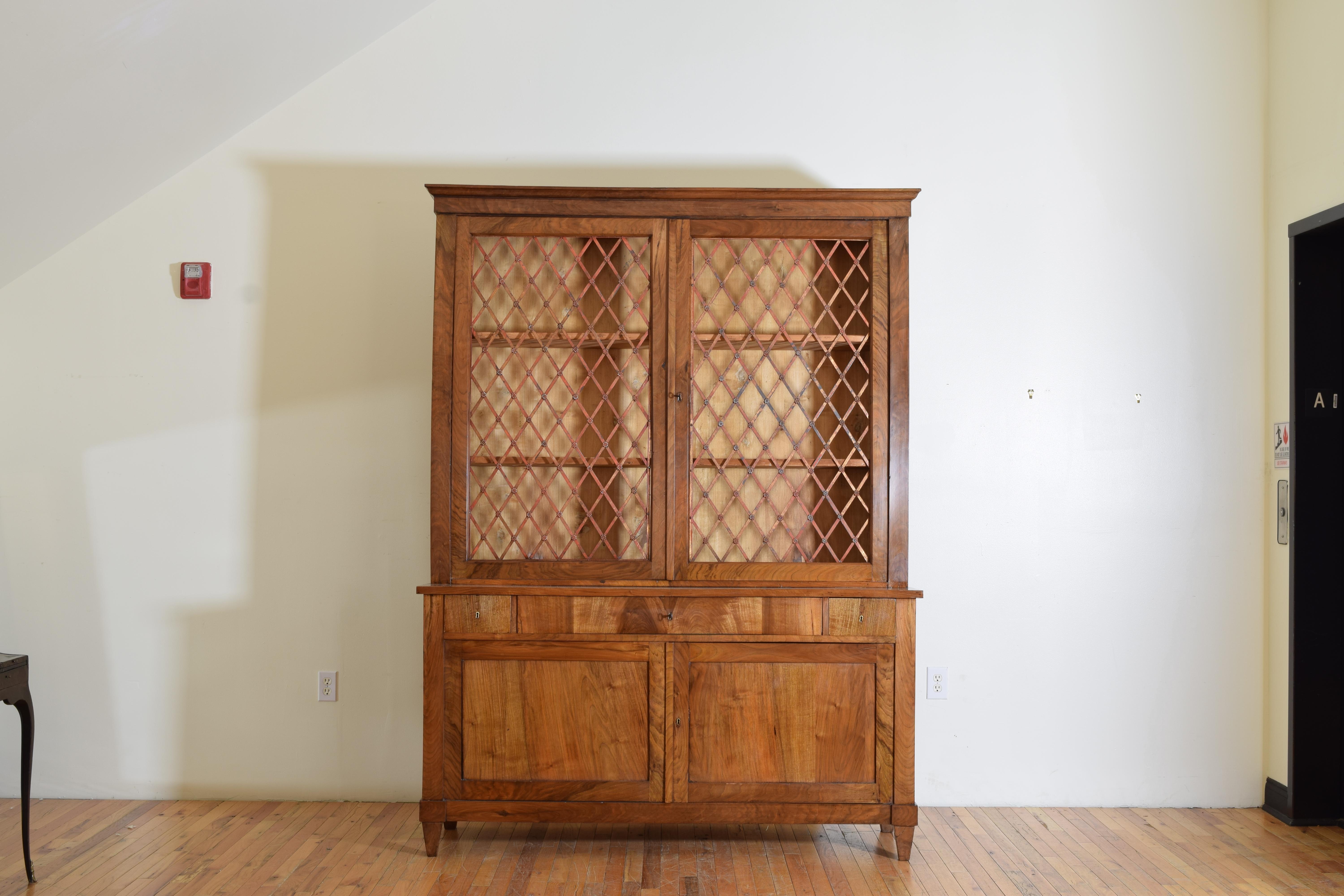 Italian, Tuscany, Neoclassical Period Walnut 2-Piece Bookcase Cabinet 2ndq 19thc In Good Condition For Sale In Atlanta, GA