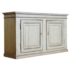 Italia, Toscana, Pienza, Credenza a due ante in legno di pino dipinto, inizio XIX secolo