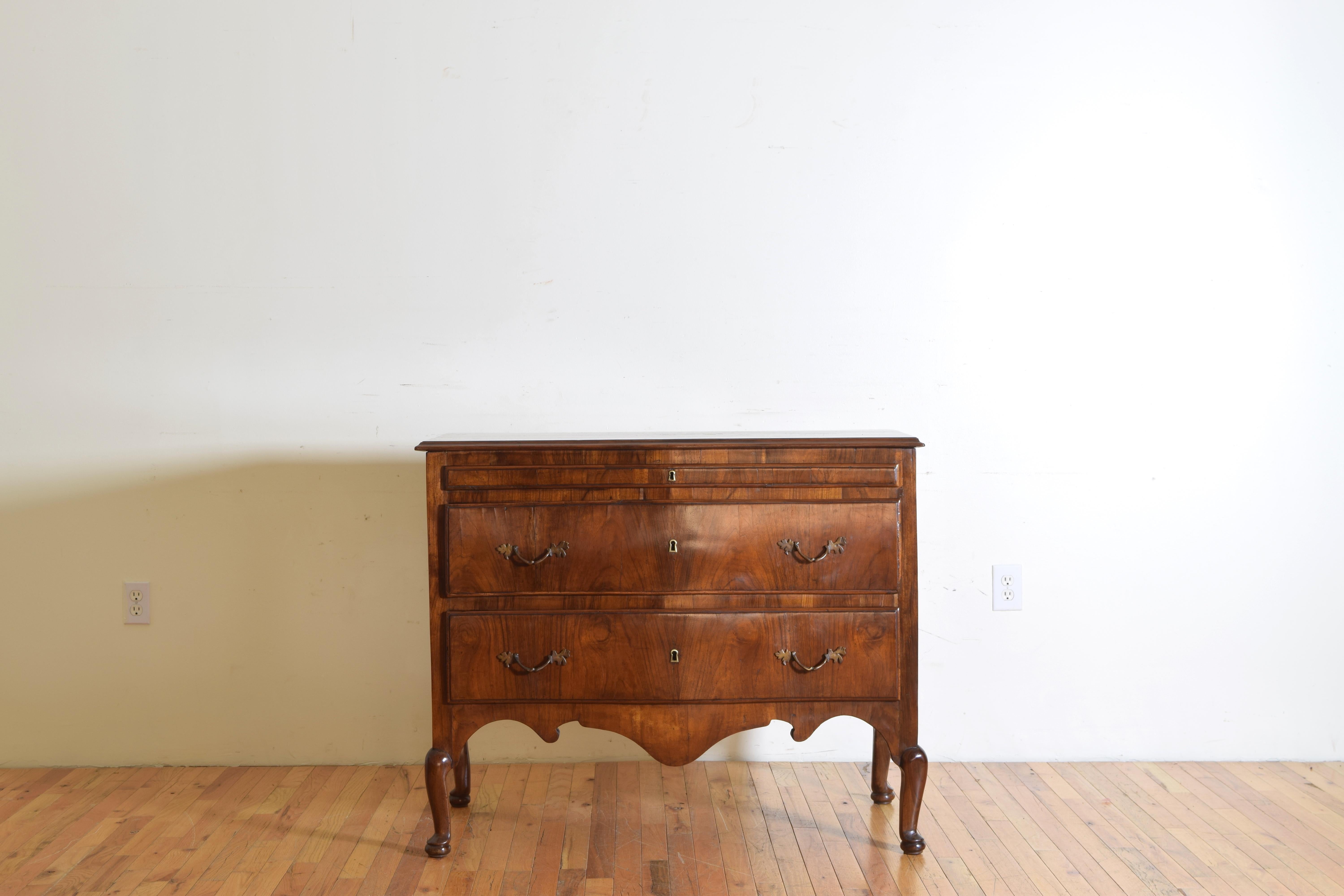 Italian, Tuscany, Shaped Walnut 3-Drawer Commode, Mid-18th Century In Good Condition In Atlanta, GA