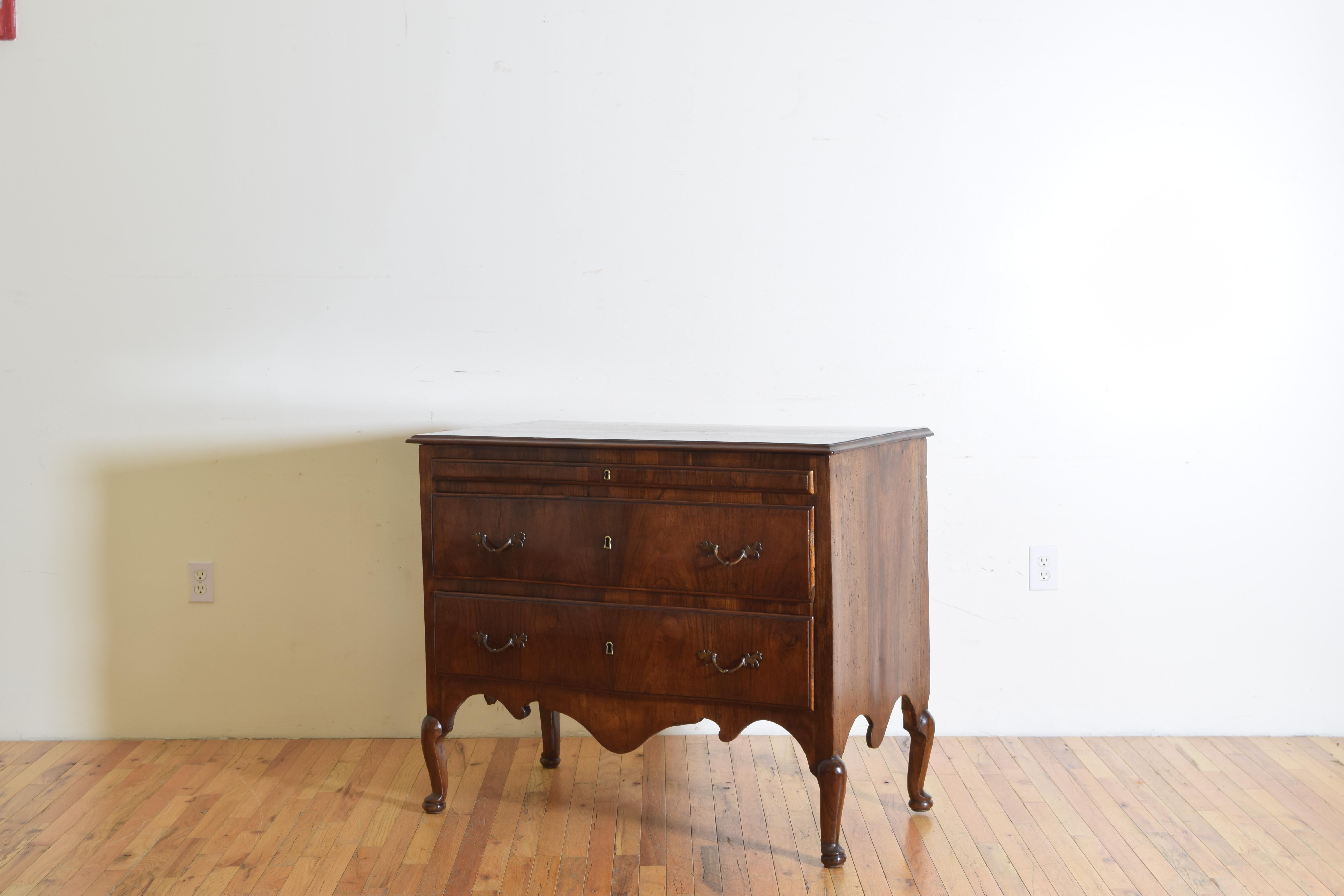 Italian, Tuscany, Shaped Walnut 3-Drawer Commode, Mid-18th Century 3