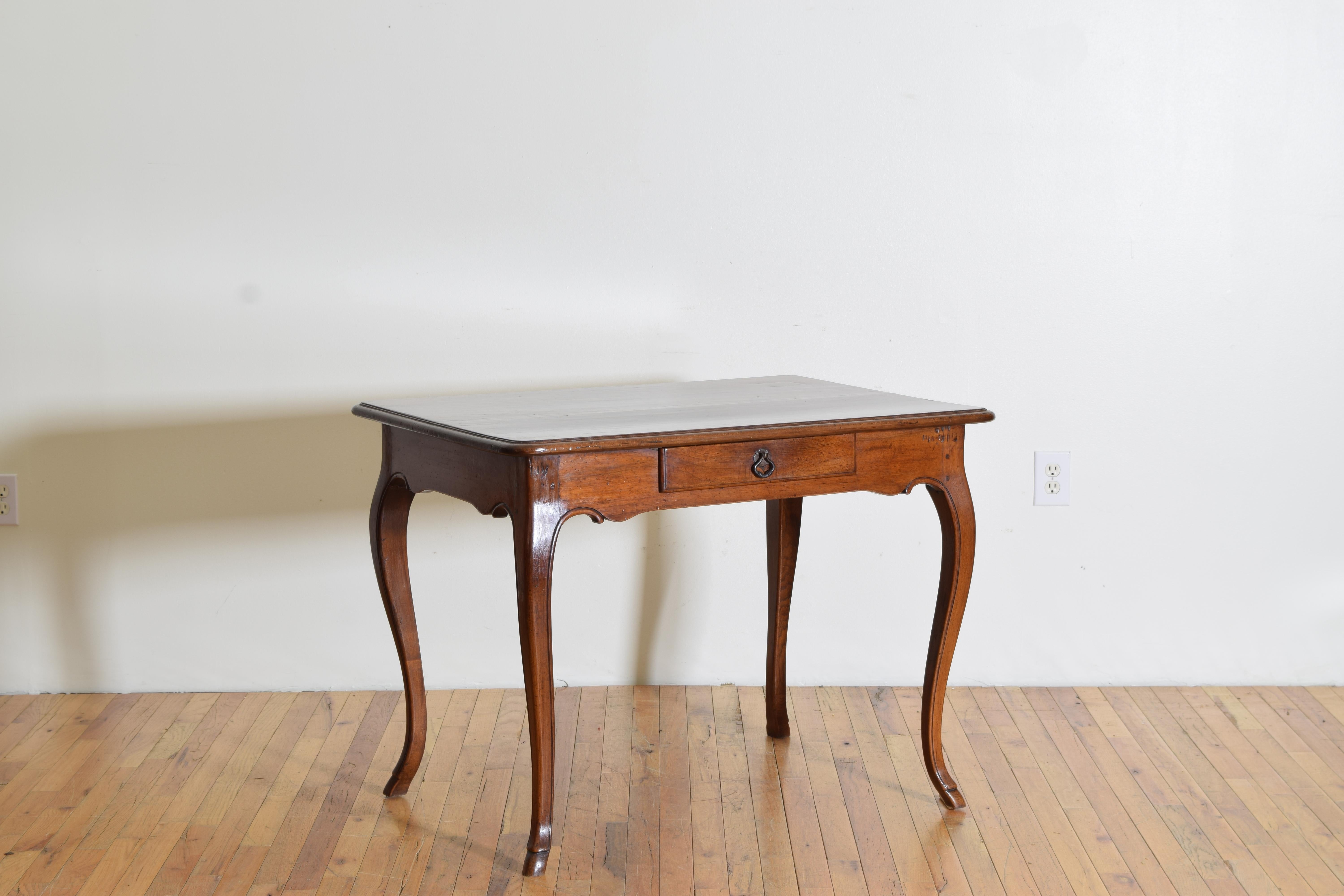 Having a rectangular top with rounded corners and a slightly molded edge, the conforming case housing one drawer with original hardware, elegantly shaped and carved apron, raised on cabriole legs ending in hoof feet