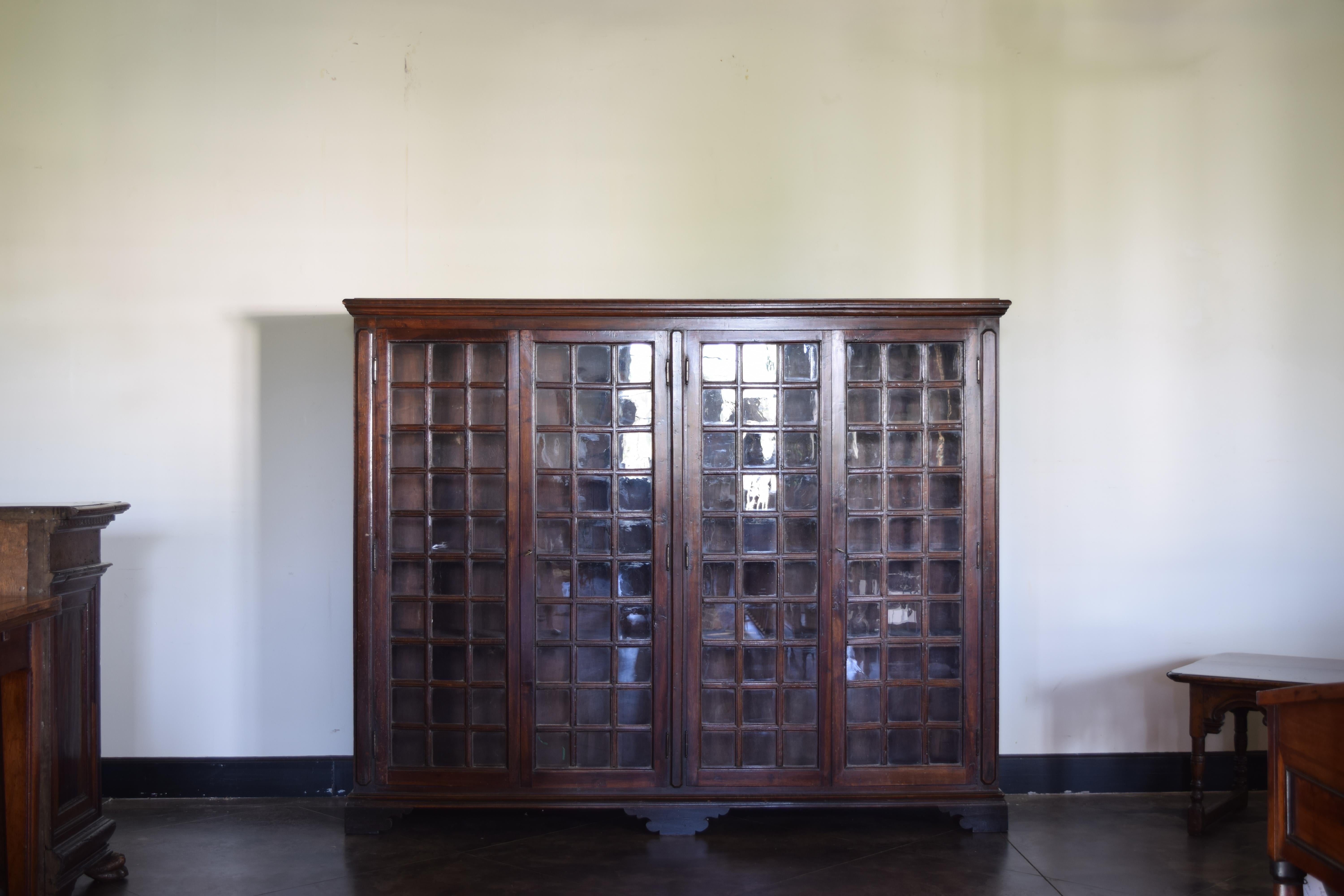 Néo-baroque Italien, Toscane, cabinet de notaire à 4 portes en noyer, 3e quart du XIXe siècle en vente