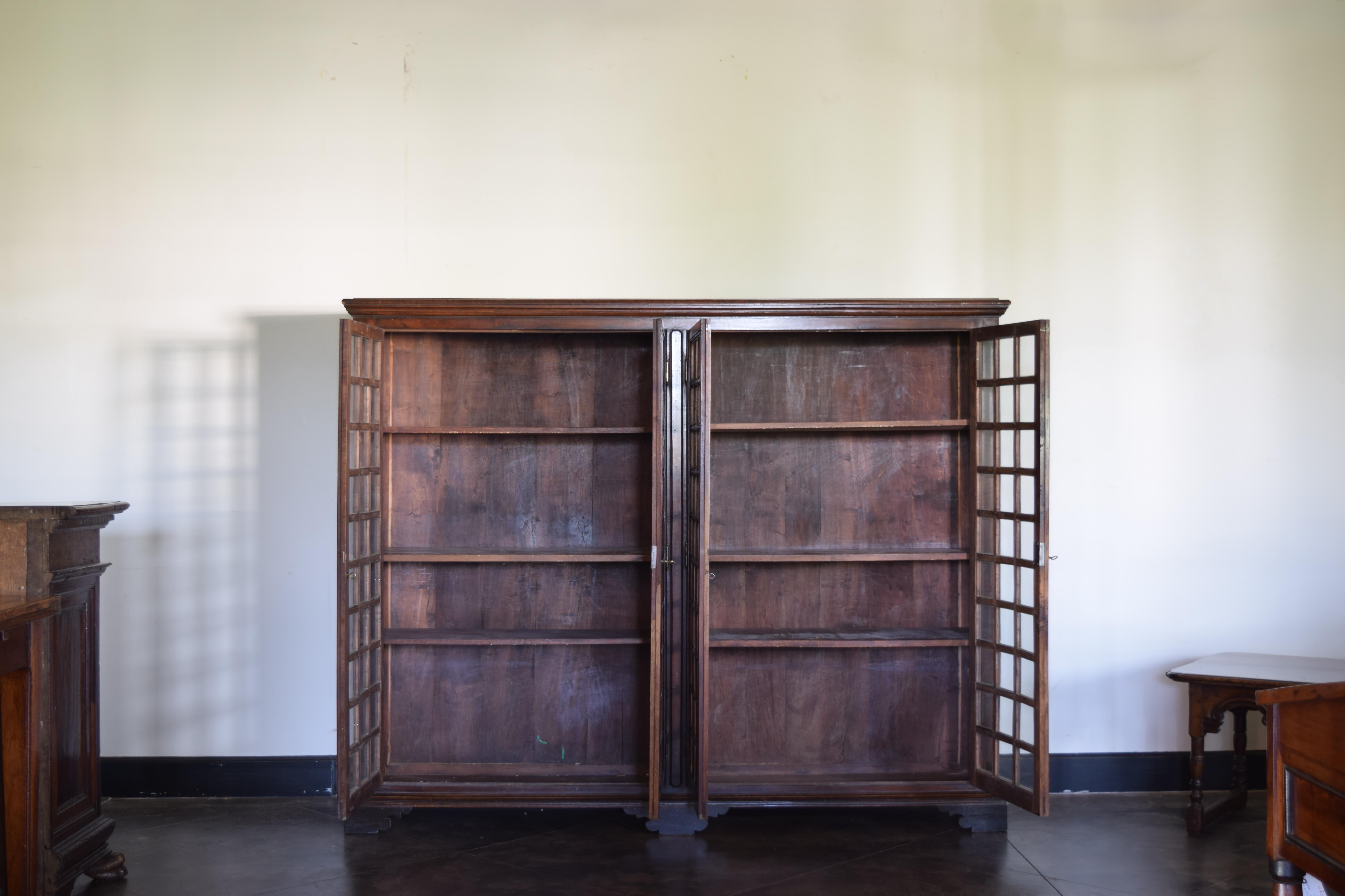 italien Italien, Toscane, cabinet de notaire à 4 portes en noyer, 3e quart du XIXe siècle en vente