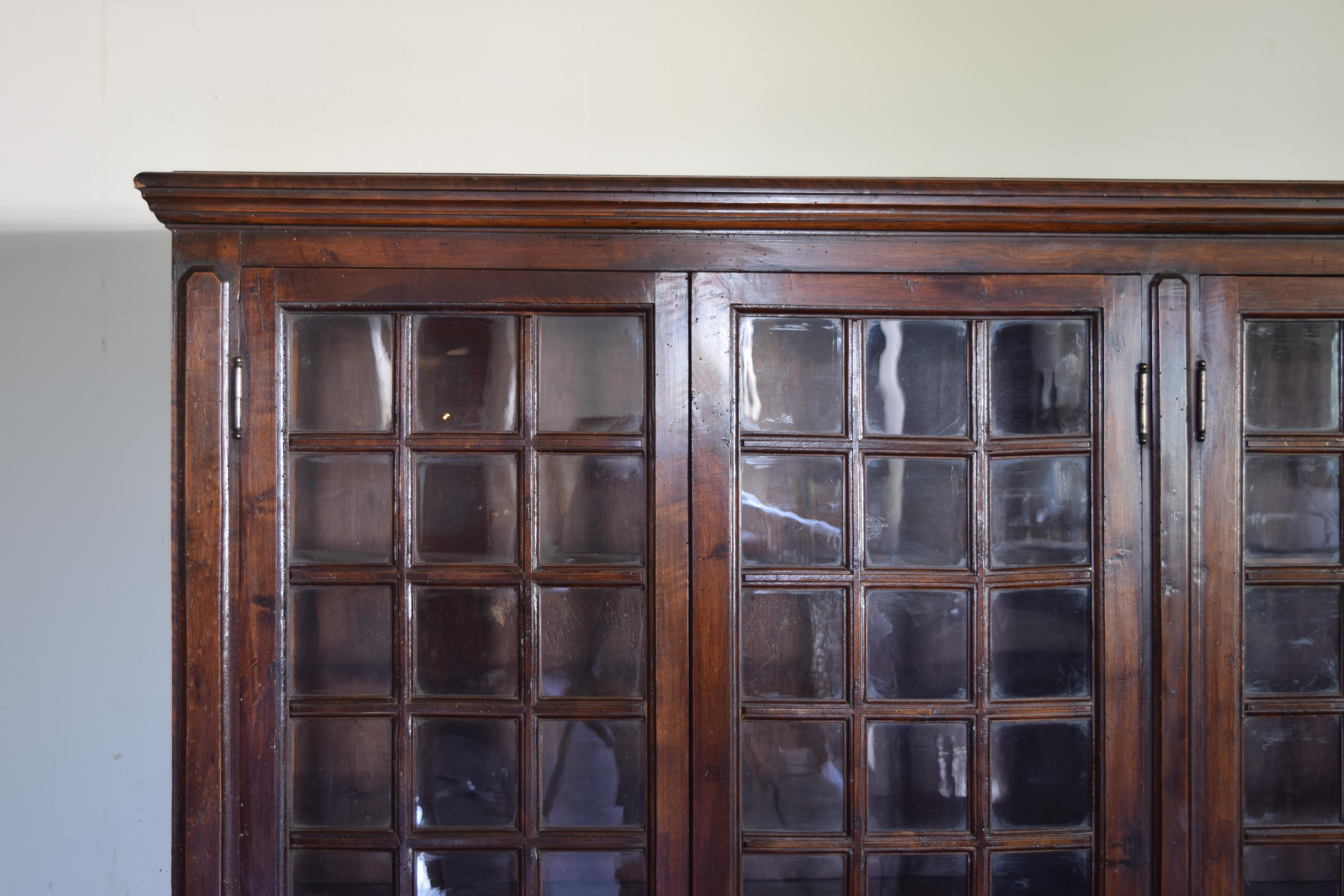 Fin du XIXe siècle Italien, Toscane, cabinet de notaire à 4 portes en noyer, 3e quart du XIXe siècle en vente