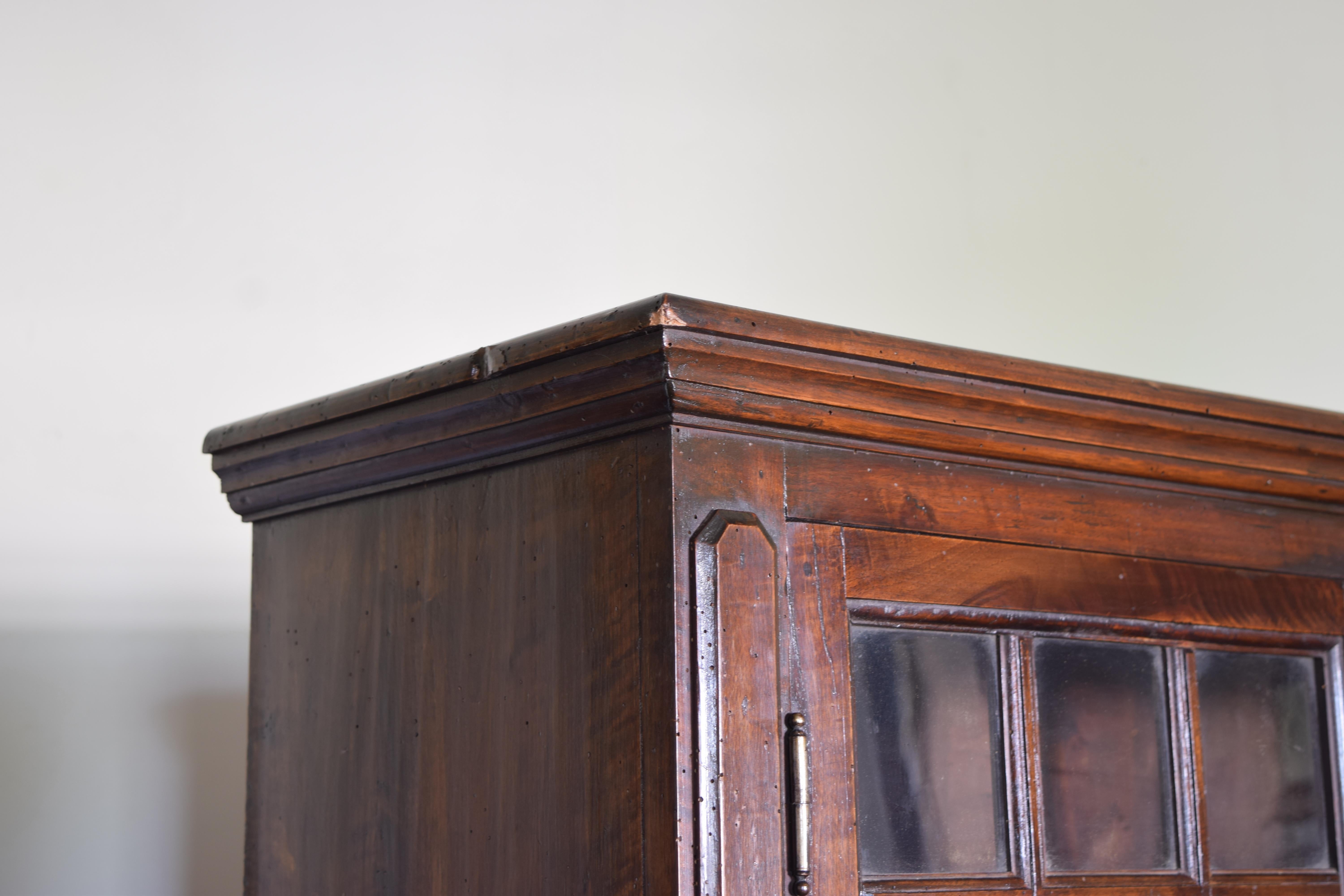 Verre Italien, Toscane, cabinet de notaire à 4 portes en noyer, 3e quart du XIXe siècle en vente