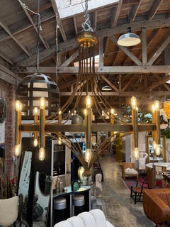 Lampadario italiano a dodici luci in bronzo, metà del secolo scorso, circa anni '70