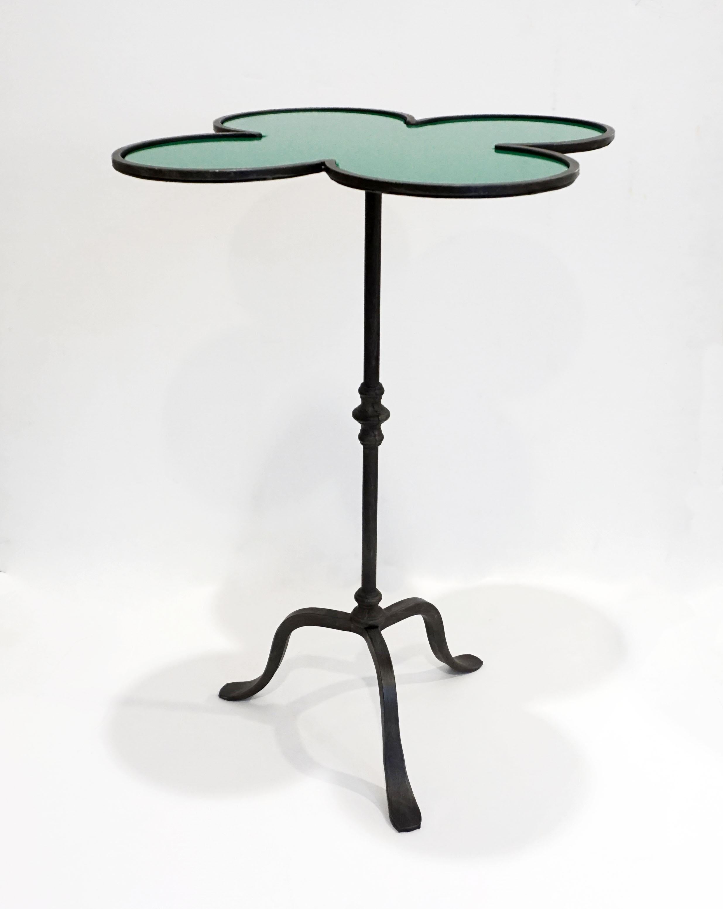 Add fun with color to your environment, outdoor and indoor! This contemporary cast iron side table with a clover-shaped top, entirely handcrafted in Italy, will certainly delight with a glass top customizable in any color of your choice. This