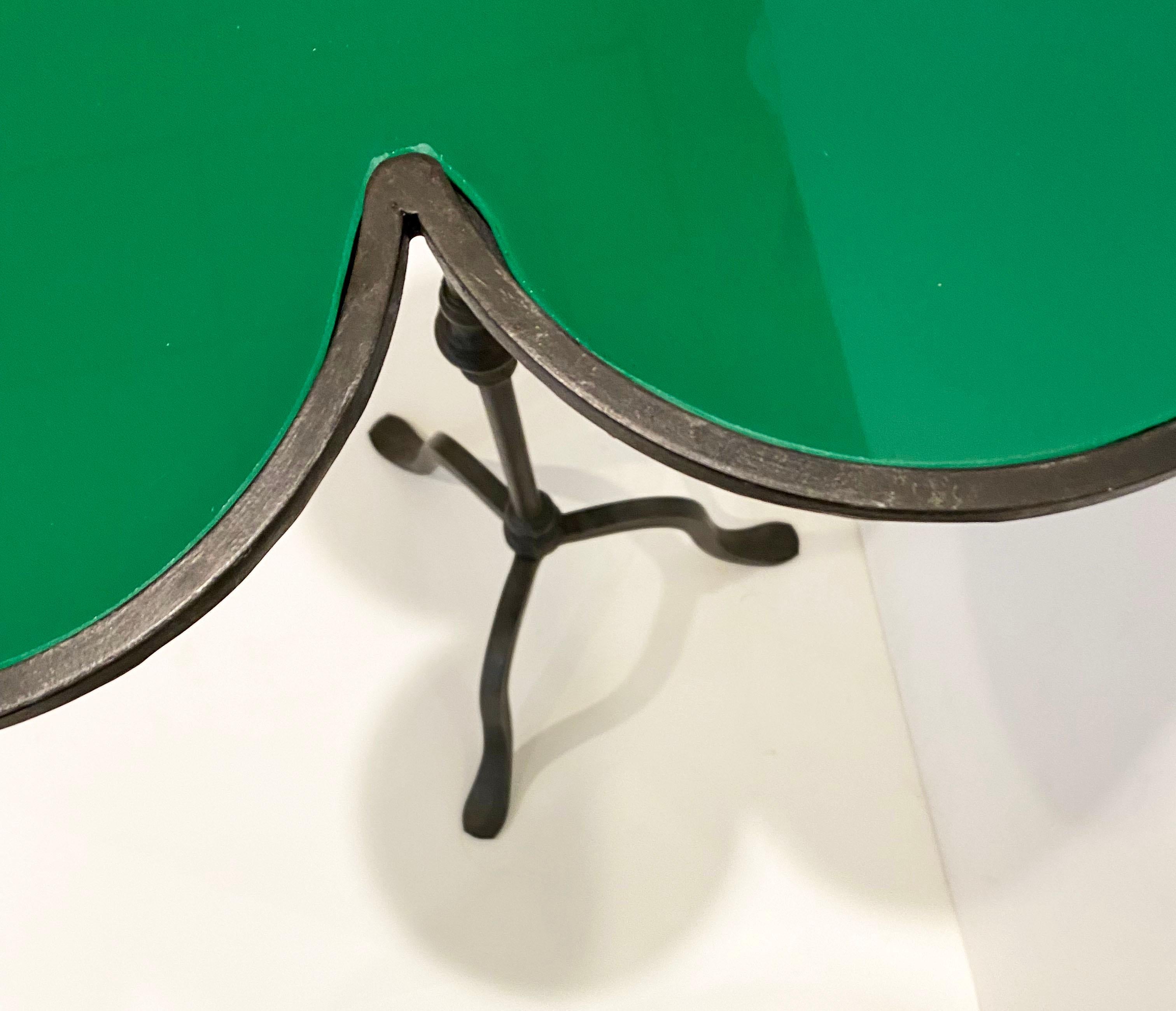 Italienischer, anpassbarer italienischer Beistelltisch aus gedrehtem Gusseisen mit grünem Glas und Kleeblatt (21. Jahrhundert und zeitgenössisch) im Angebot