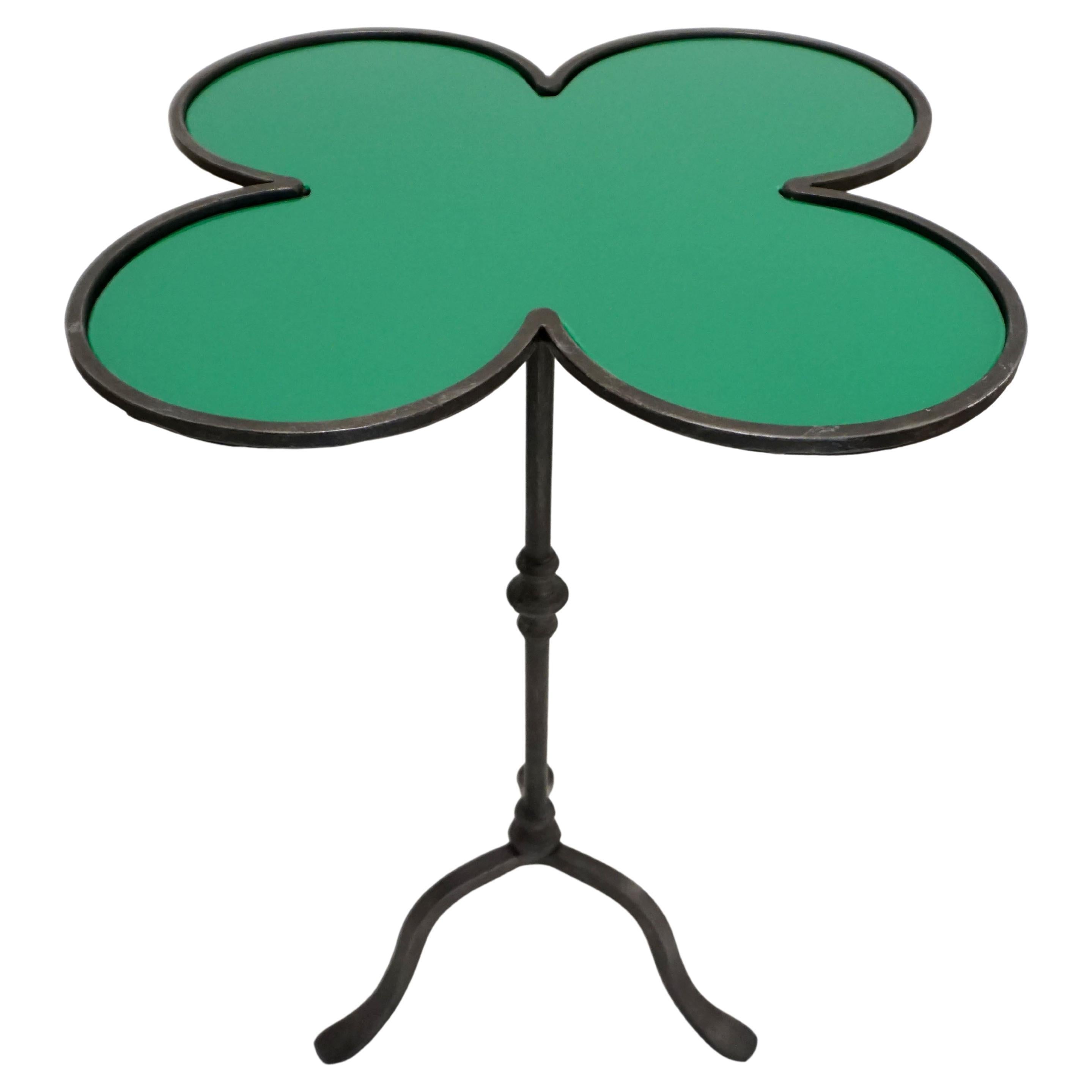 Table basse d'appoint italienne en fonte torsadée personnalisable en verre vert trèfle