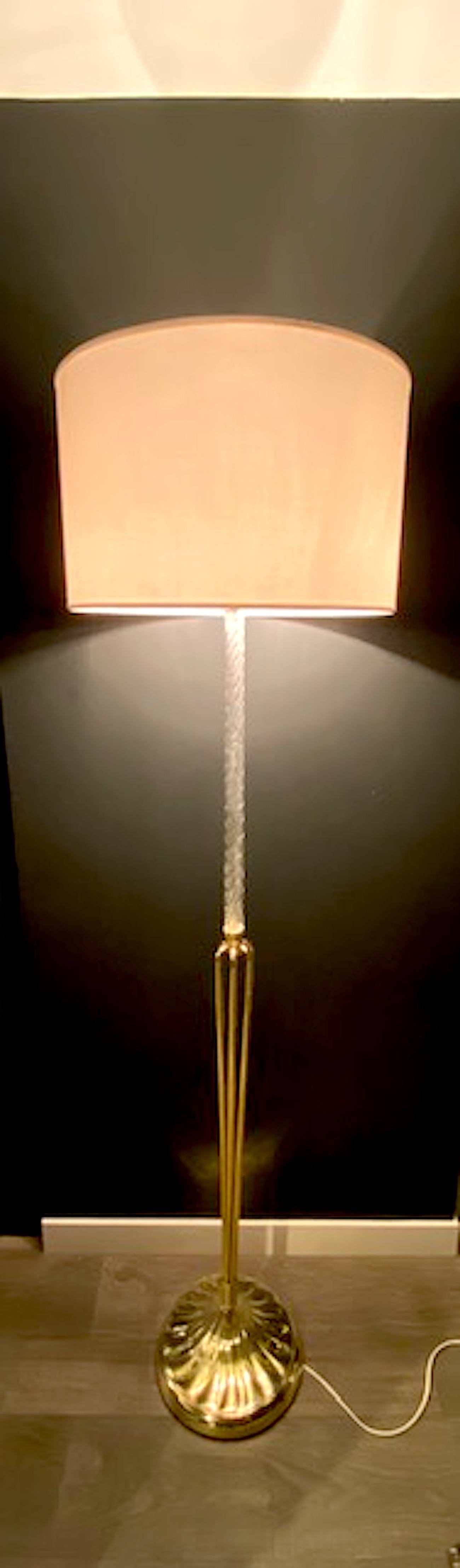 Art déco Lampadaire italien en verre torsadé et laiton des années 1930 en vente