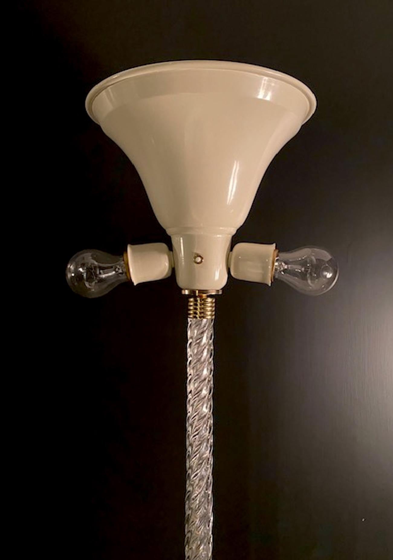 Laiton Lampadaire italien en verre torsadé et laiton des années 1930 en vente