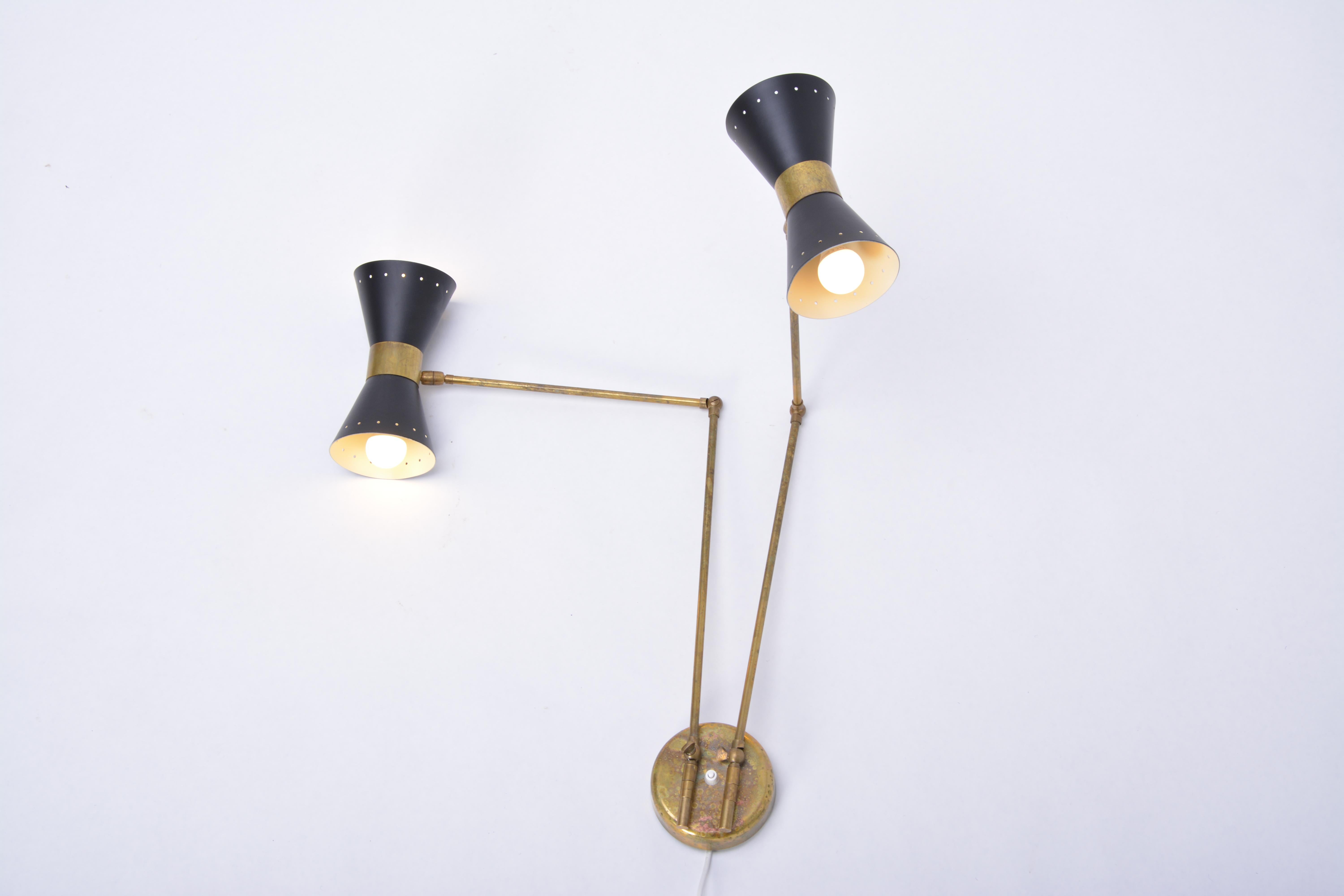 Italian wall light with brass elements, fully adjustable and rotatable. Each arm has a light for 1x E14 bulb and 1x E27 bulb so it lights in both directions, up and down. Each arm measures 80 cm in length.
2 pieces available. Very good condition