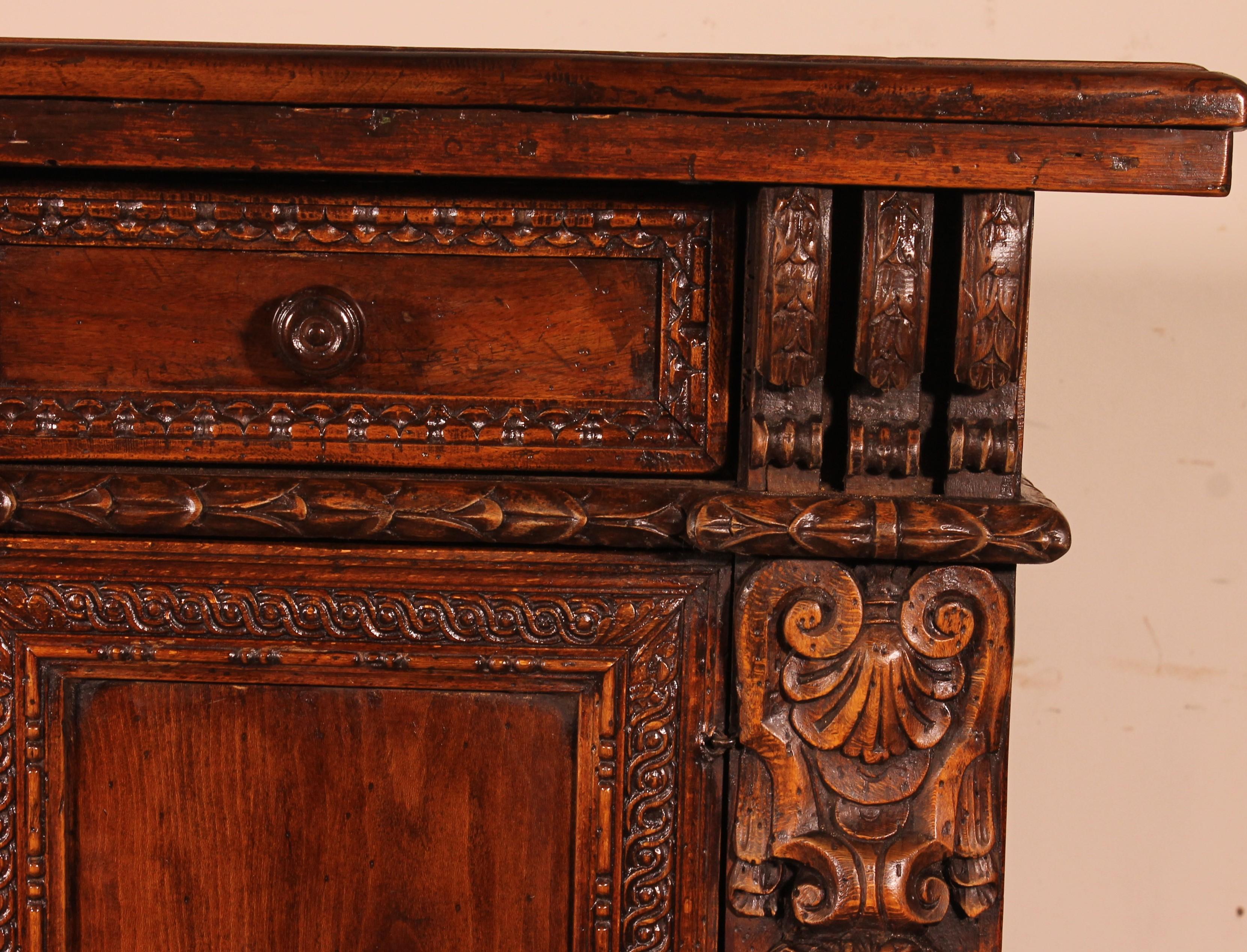 Italian Two-Door Buffet, 17th Century In Good Condition For Sale In Brussels, Brussels