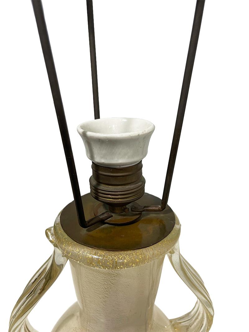 Italienische Murano-Tischlampe mit zwei Henkeln (Glas) im Angebot