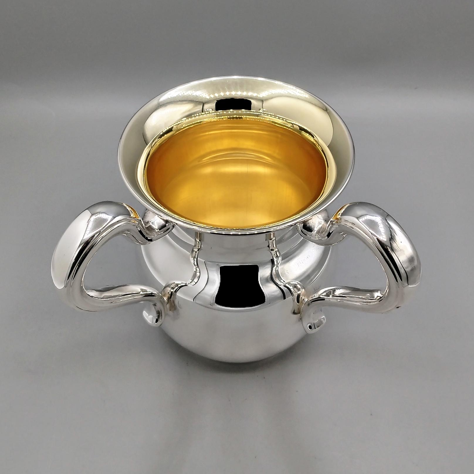 Tasse italienne à deux anses en argent massif avec intérieur en or en vente 4