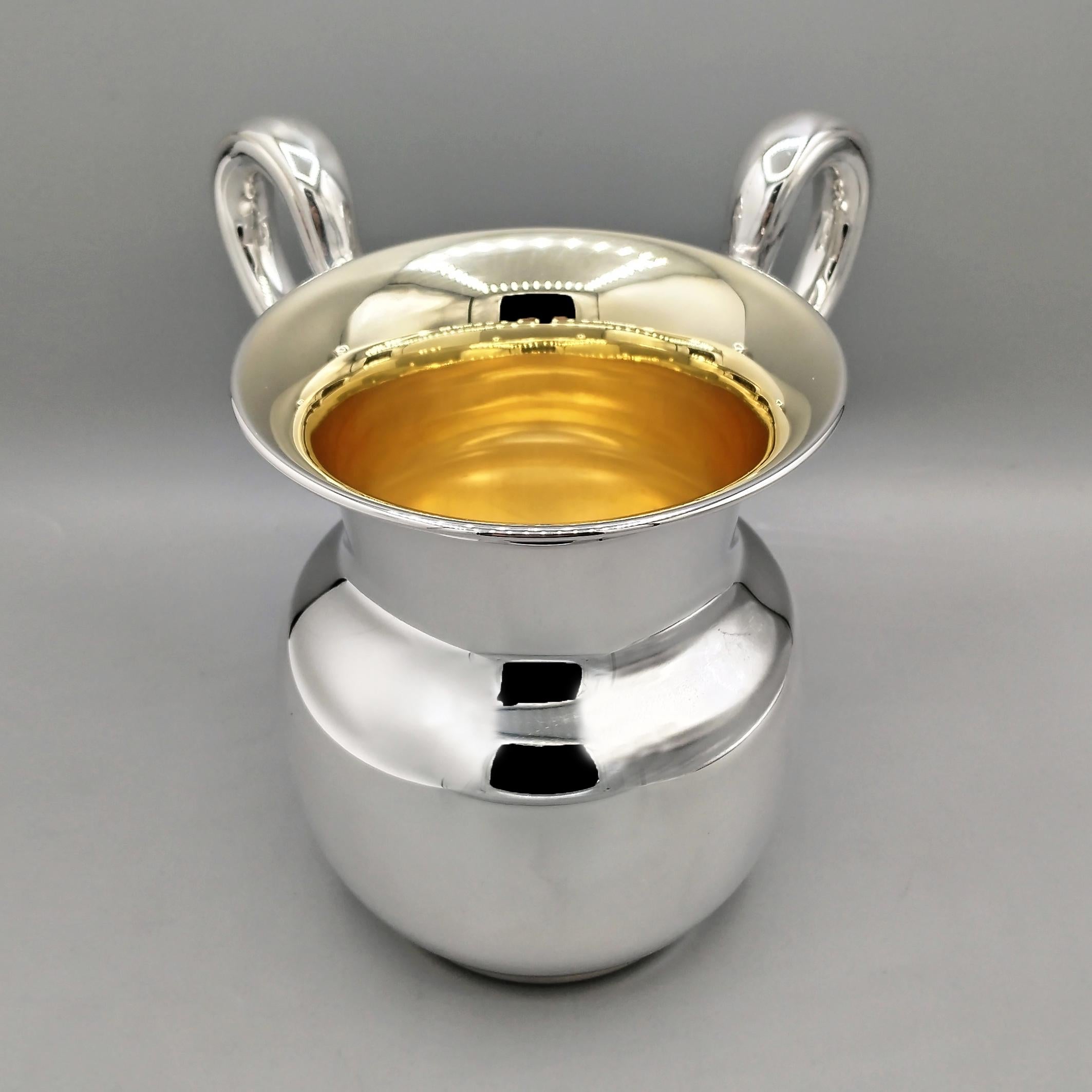 Verre en argent sterling avec intérieur plaqué or.
Cette chope à vin/bière est dotée de deux poignées placées à un angle de 45°, ce qui permet de l'utiliser à deux mains.
Cela facilite la consommation, car la chope de grande capacité devient très