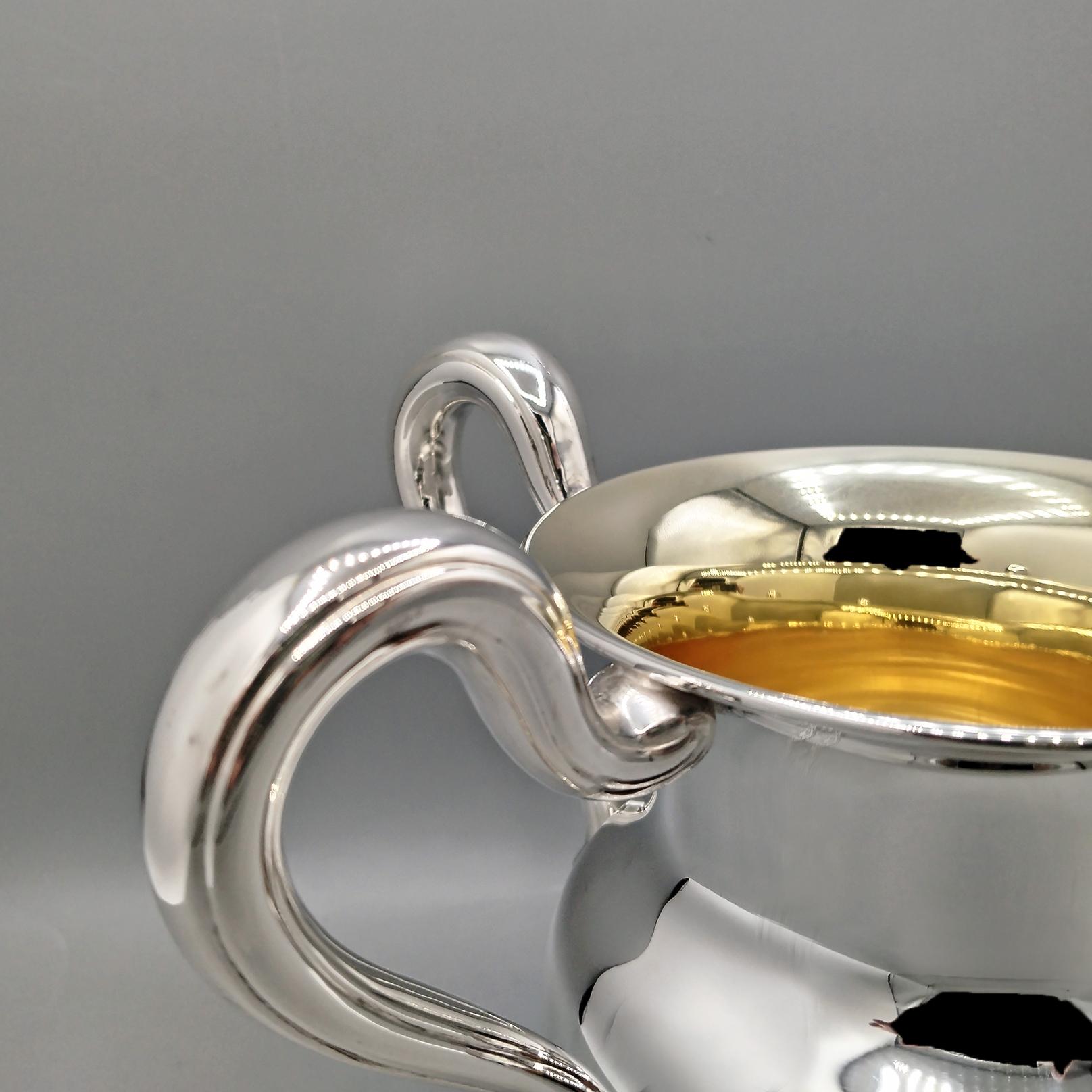 Doré Tasse italienne à deux anses en argent massif avec intérieur en or en vente